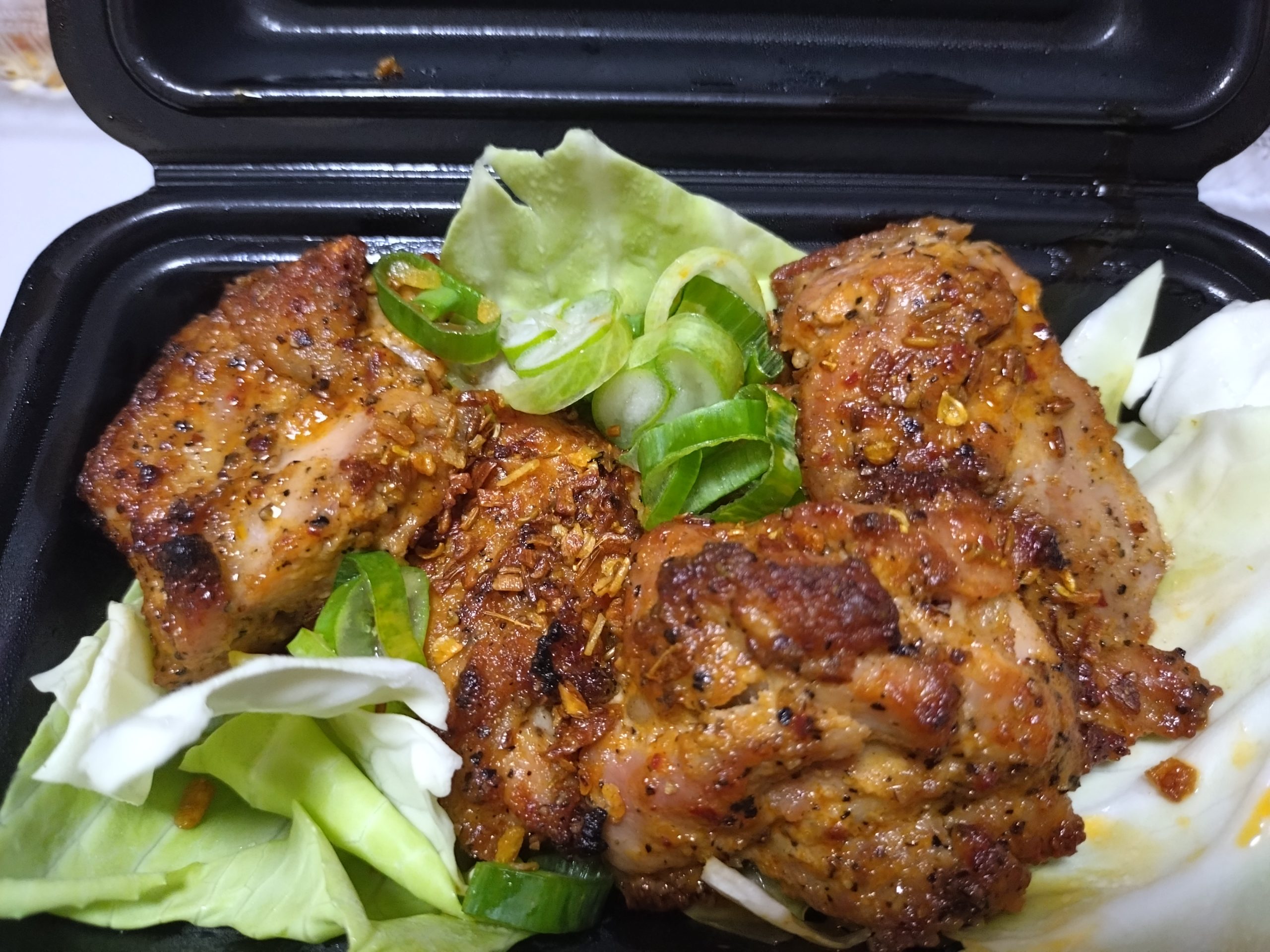 鶏もも肉のガーリックスパイス焼き（アップ）黒こしょうが効いた焼き色