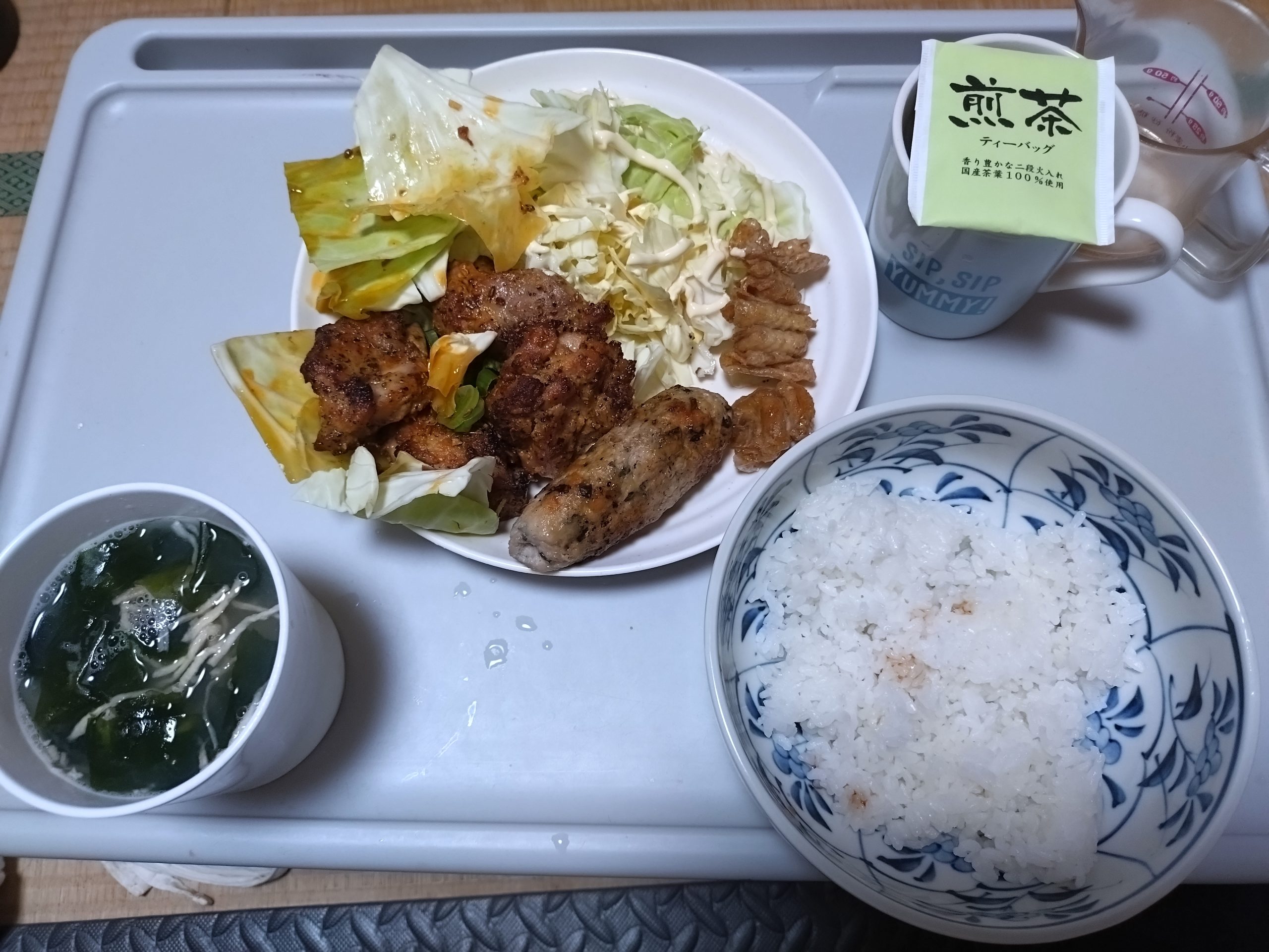 今日の晩ご飯全体（ご飯・味噌汁・焼き鳥を並べた定食風の状態）