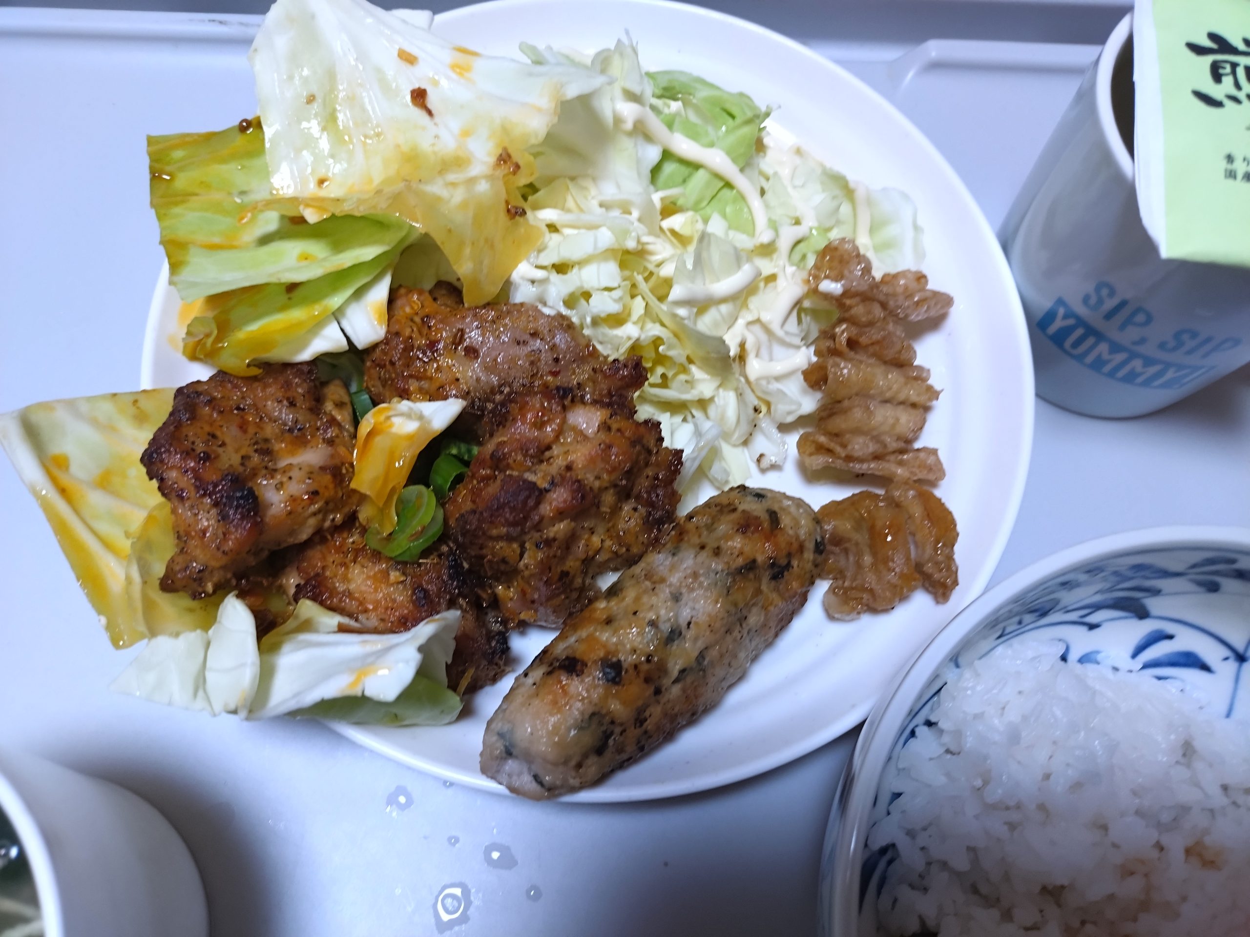 家の晩ご飯として焼き鳥を並べた全体（定食化の途中）