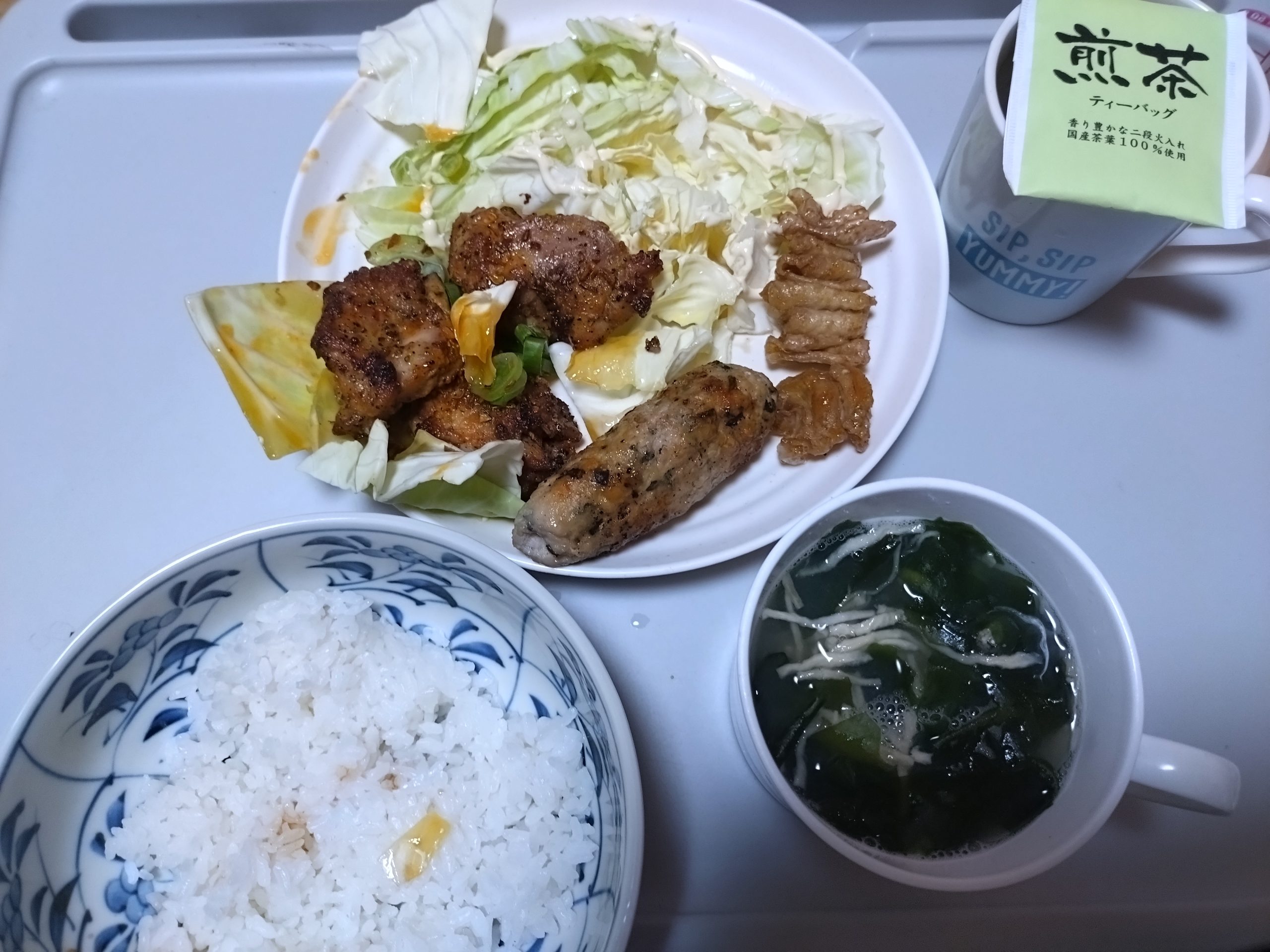 今日の晩ご飯全体（味噌汁とご飯の位置を整えた後、スパイス焼きを一口食べた後）