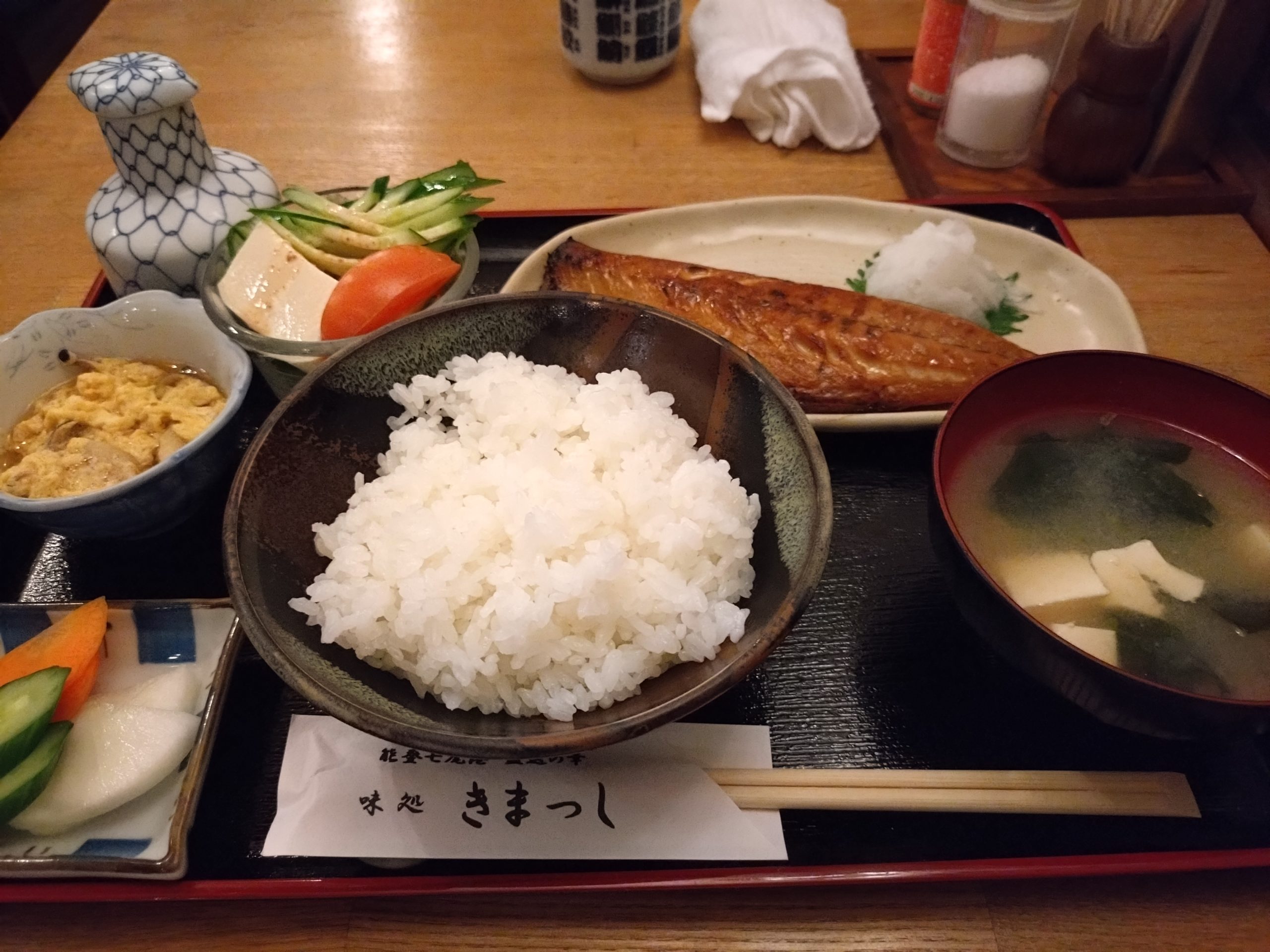 味処 きまっし 本八幡店のサバみりん干し定食。ご飯、味噌汁、小鉢が揃った全景
