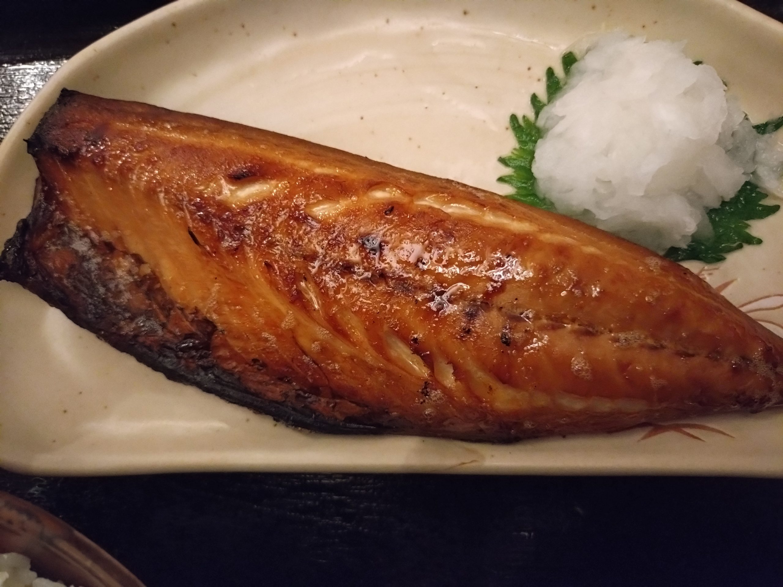 サバみりん干しの皮目。しっかり焼かれた香ばしさが伝わる