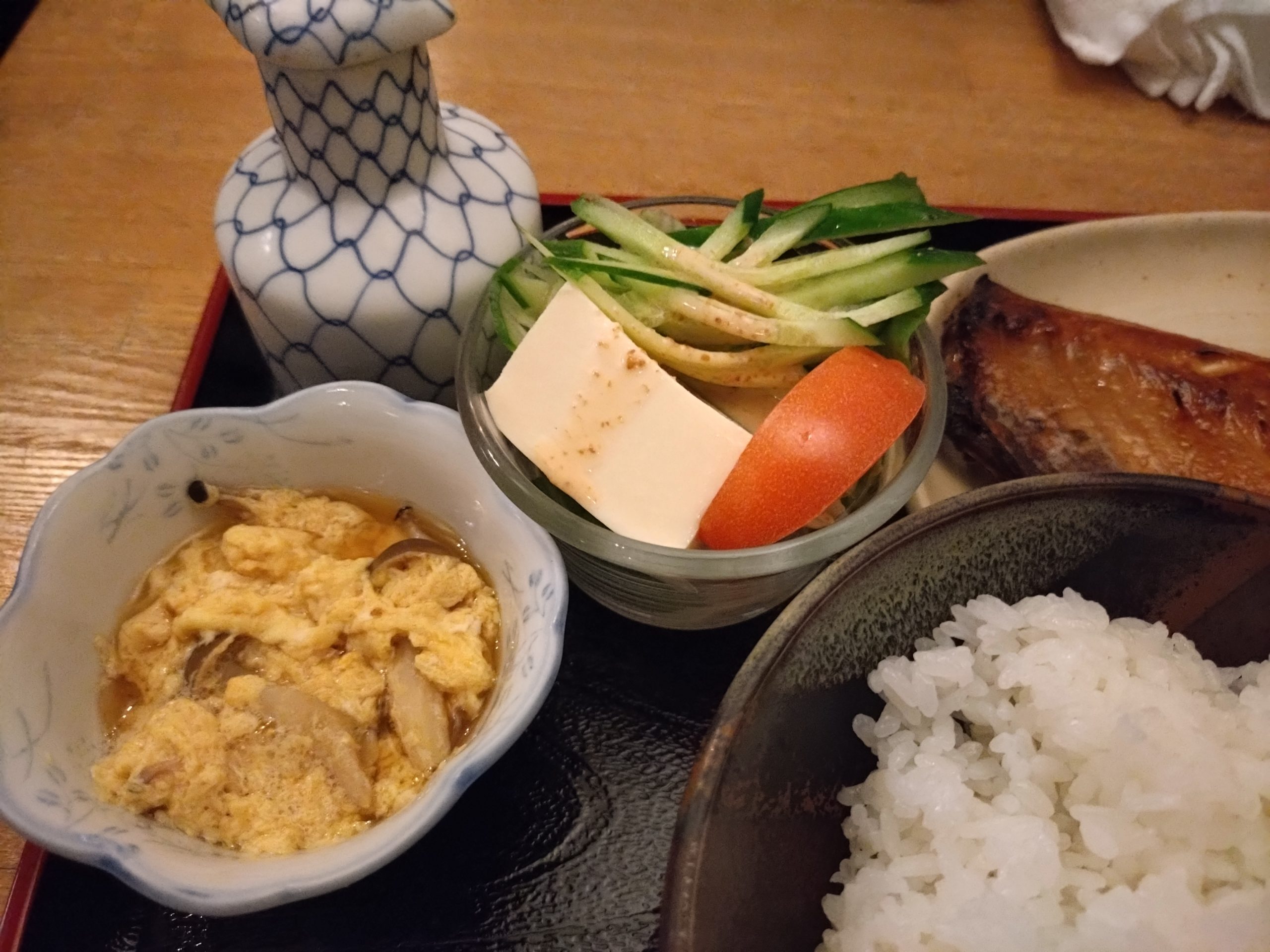 サバみりん干し定食に付くサラダと小鉢。胡麻ドレッシングのサラダと豆腐