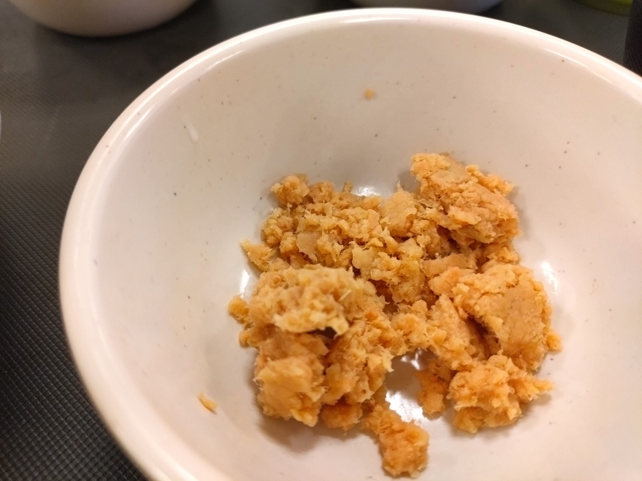 松屋 北海道産鮭の粗ほぐし アップ 松屋の北海道産鮭の粗ほぐしアップ。淡いオレンジ色で粗めにほぐされている