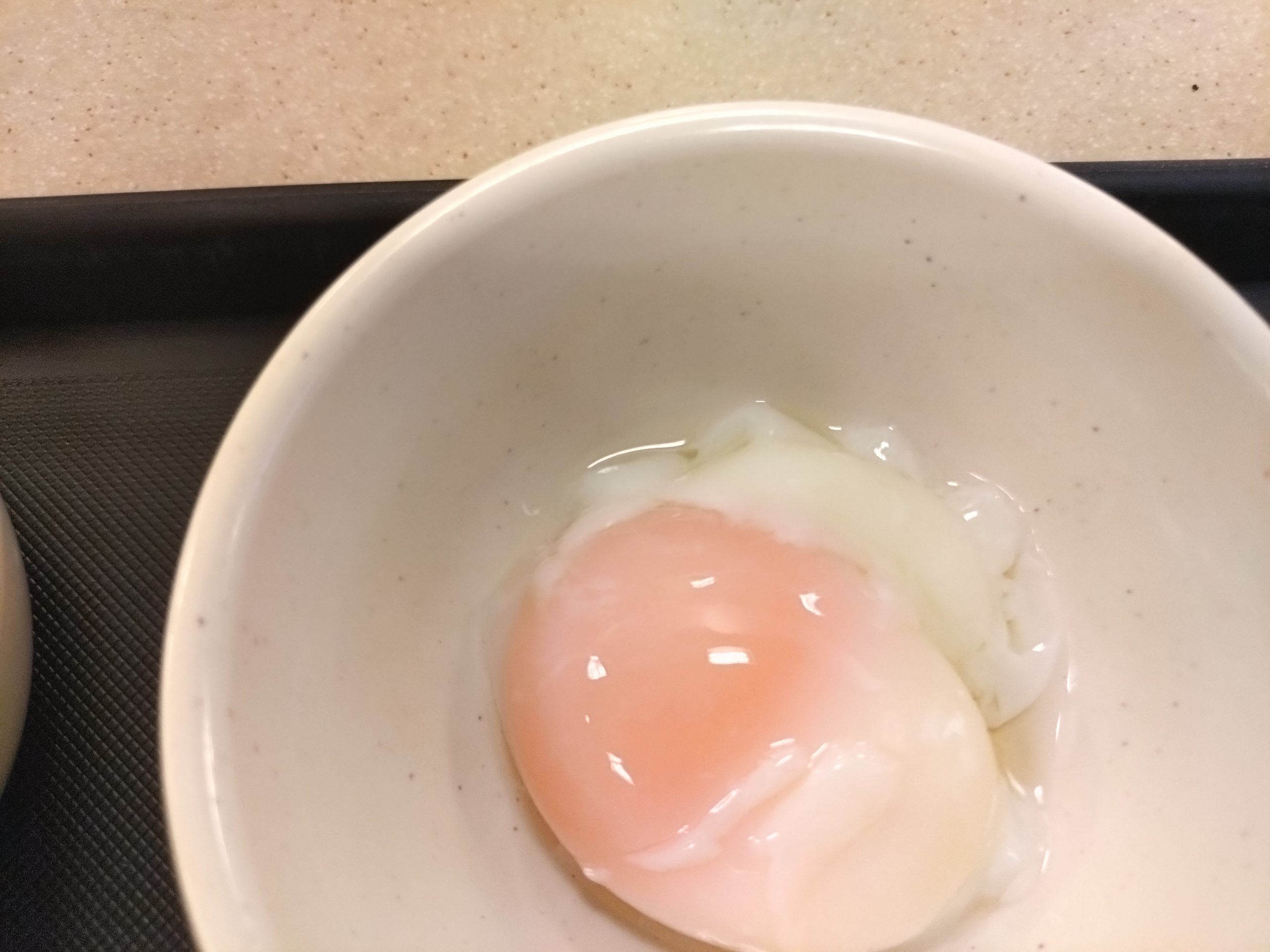松屋 半熟玉子 アップ 松屋の半熟玉子(温玉)のアップ。黄身がぷるっとしている