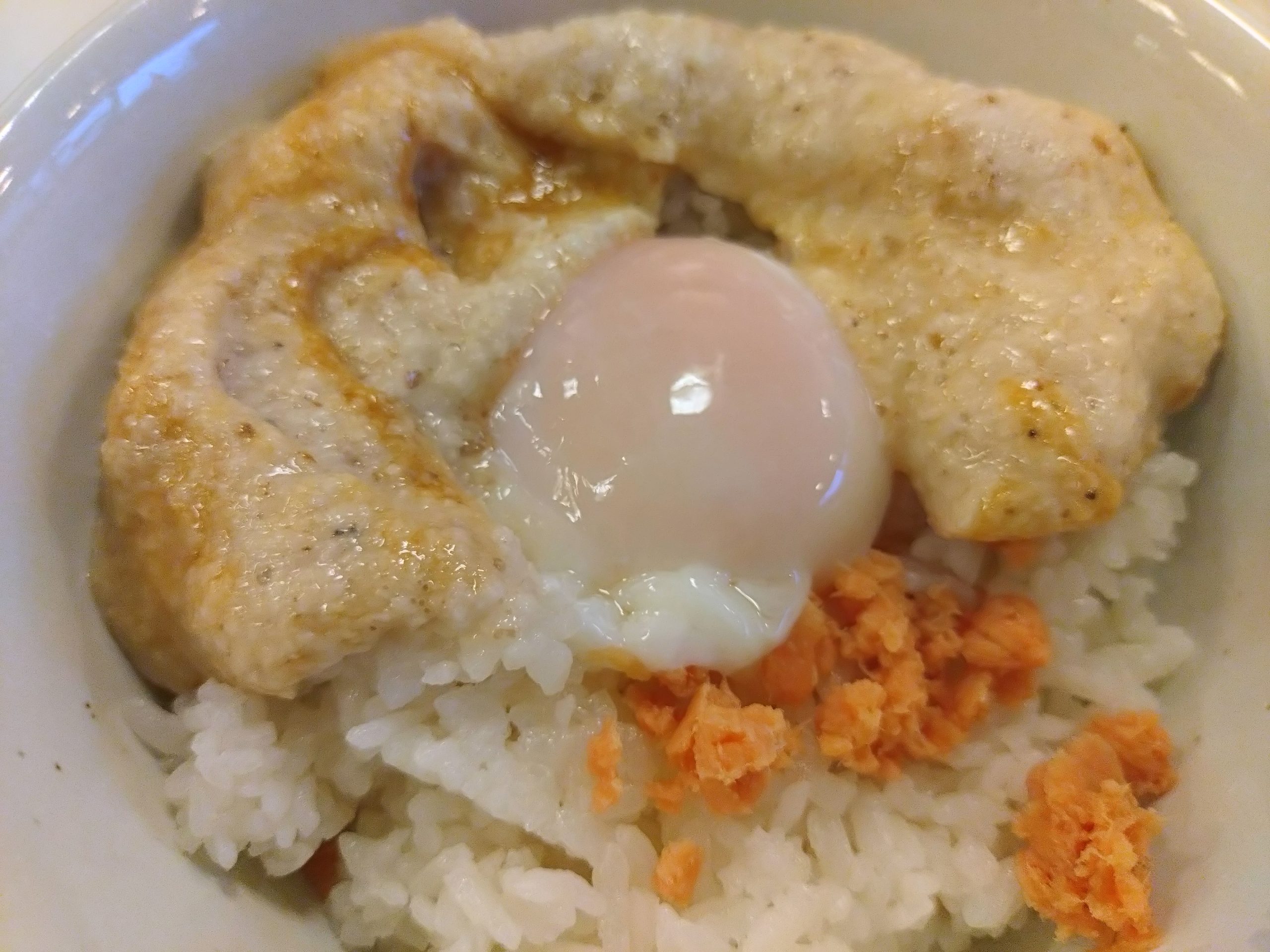 松屋 ごはん+鮭+温玉+とろろ 松屋のごはんに鮭、半熟玉子、とろろをのせた状態