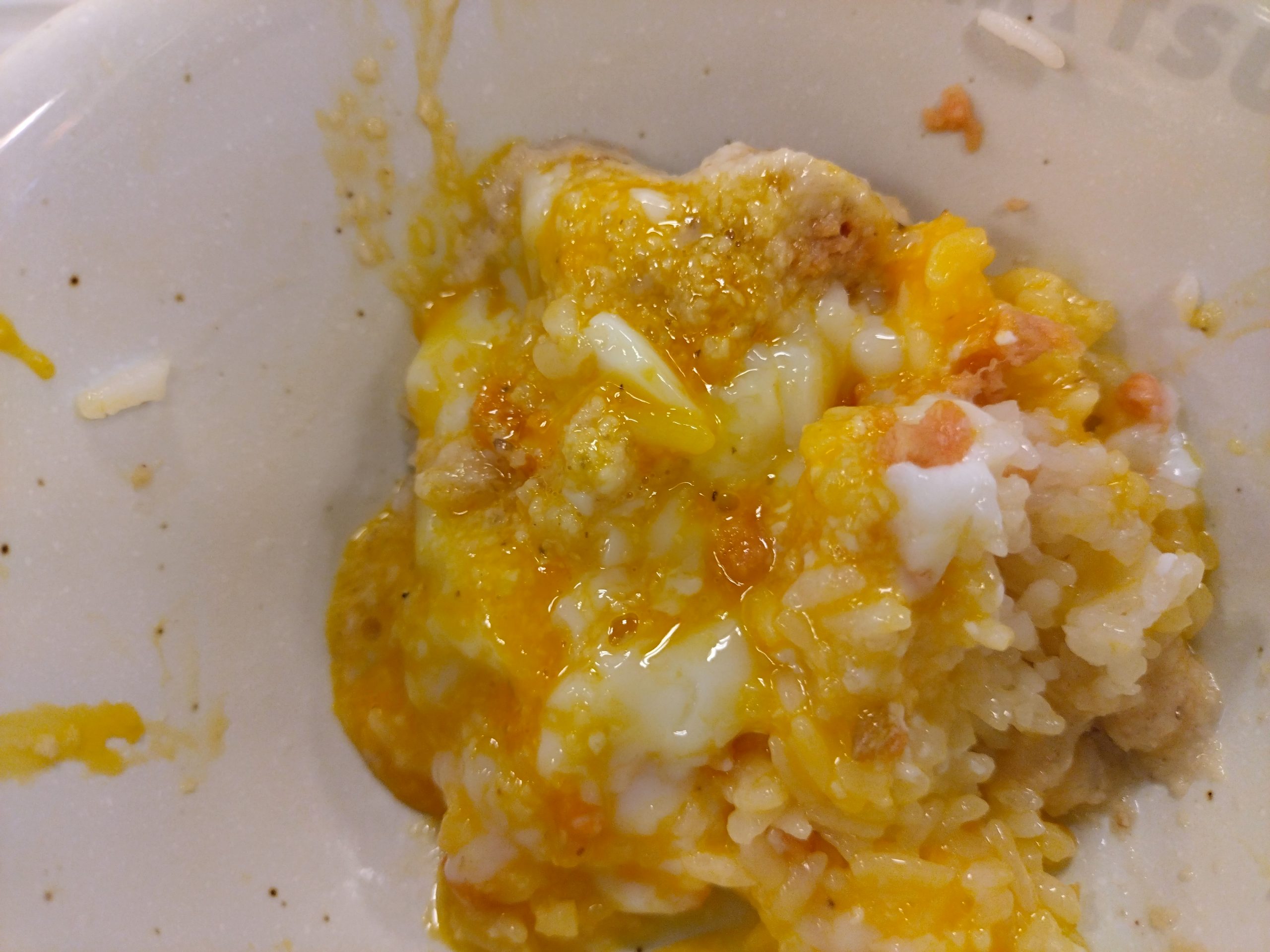 松屋 混ぜて食べている途中 松屋の鮭玉子かけごはんを混ぜて食べている途中の様子