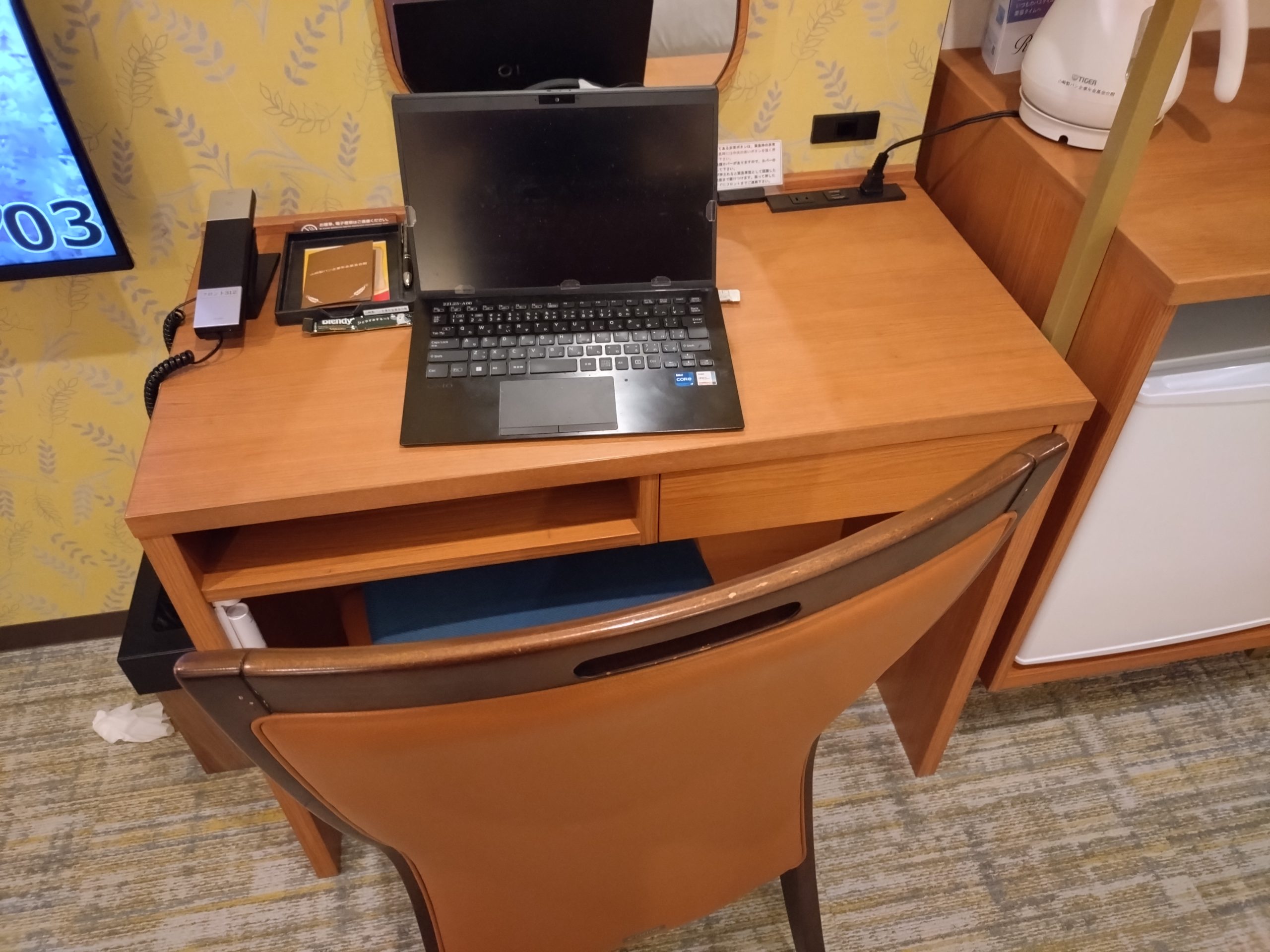 客室のデスクでノートPCを広げた作業環境