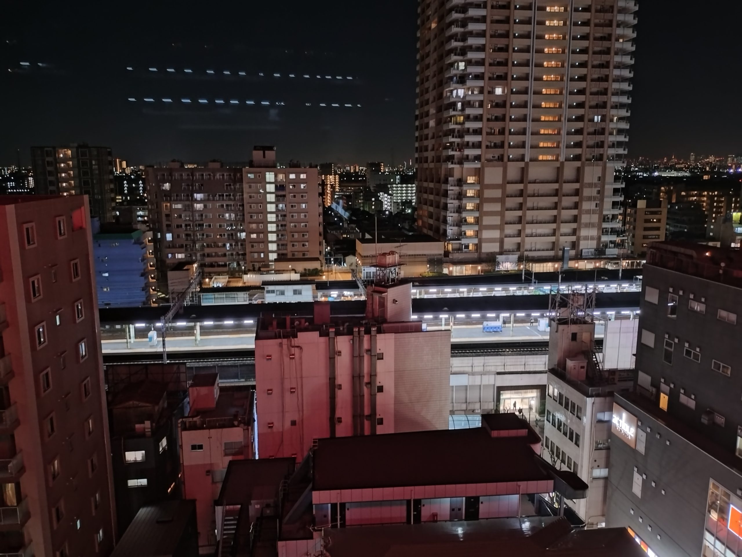 客室の窓から見える市川駅方面の夜景