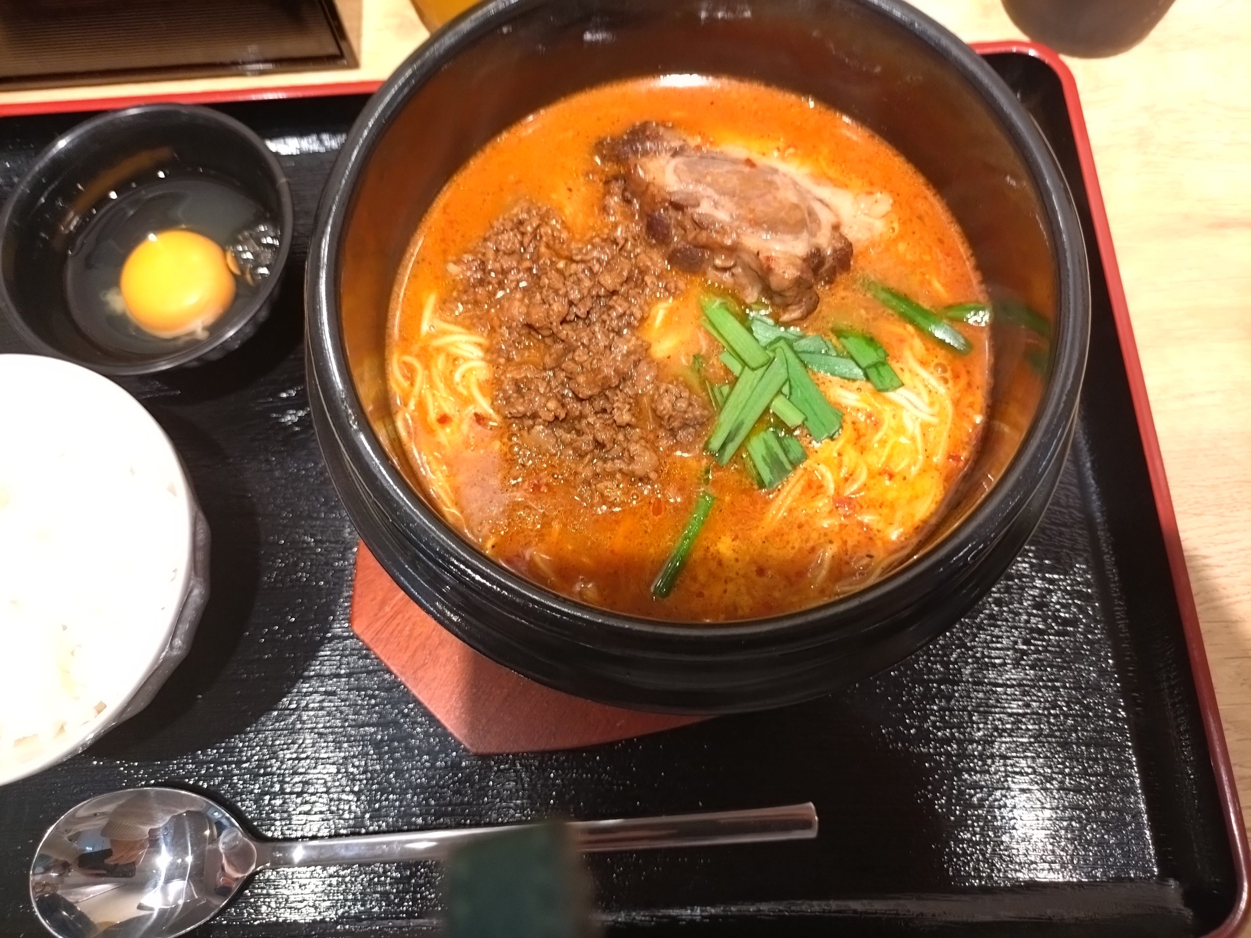 肉味噌旨辛麺 斜めから