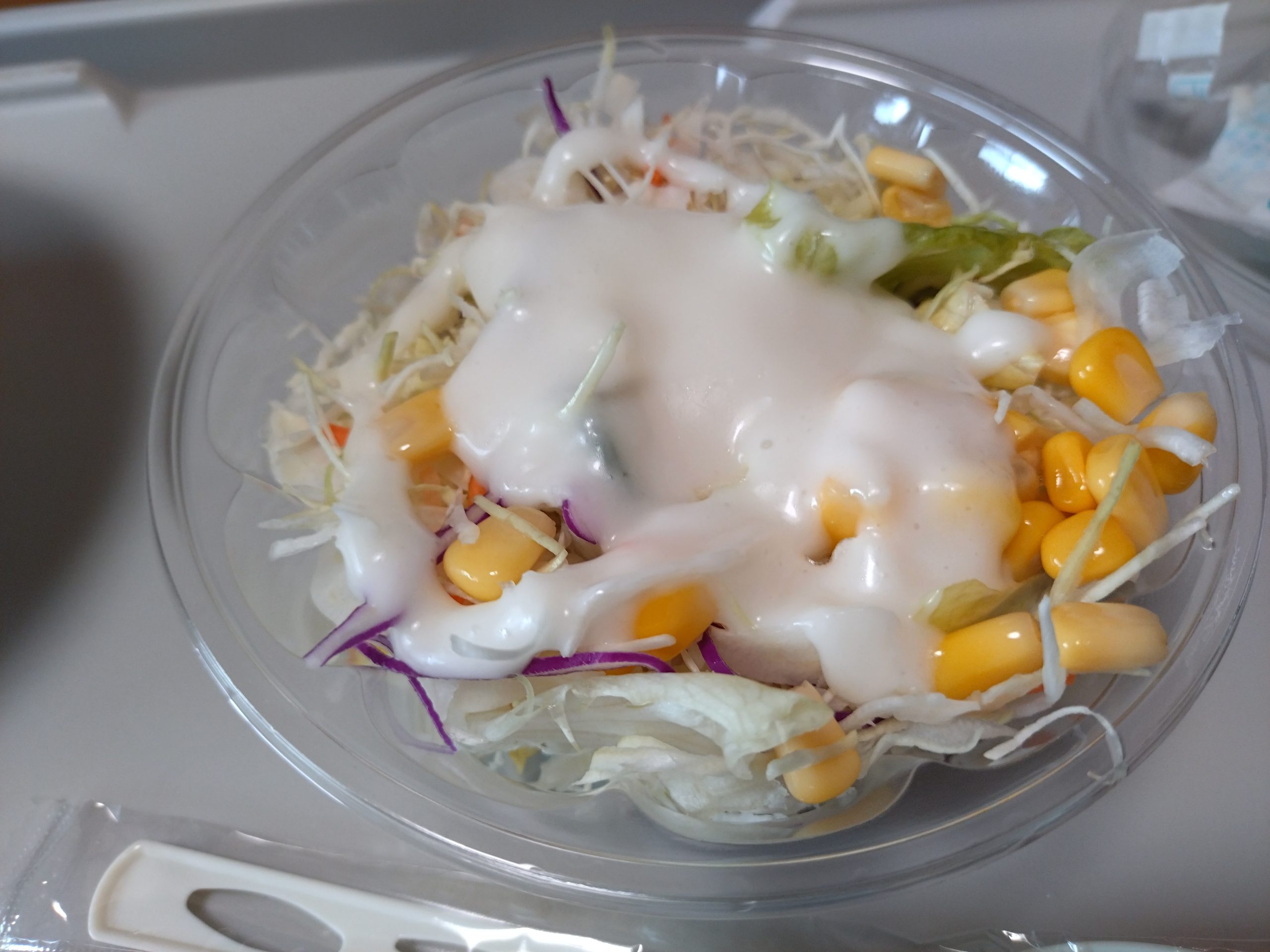 サラダにドレッシングをかけた様子