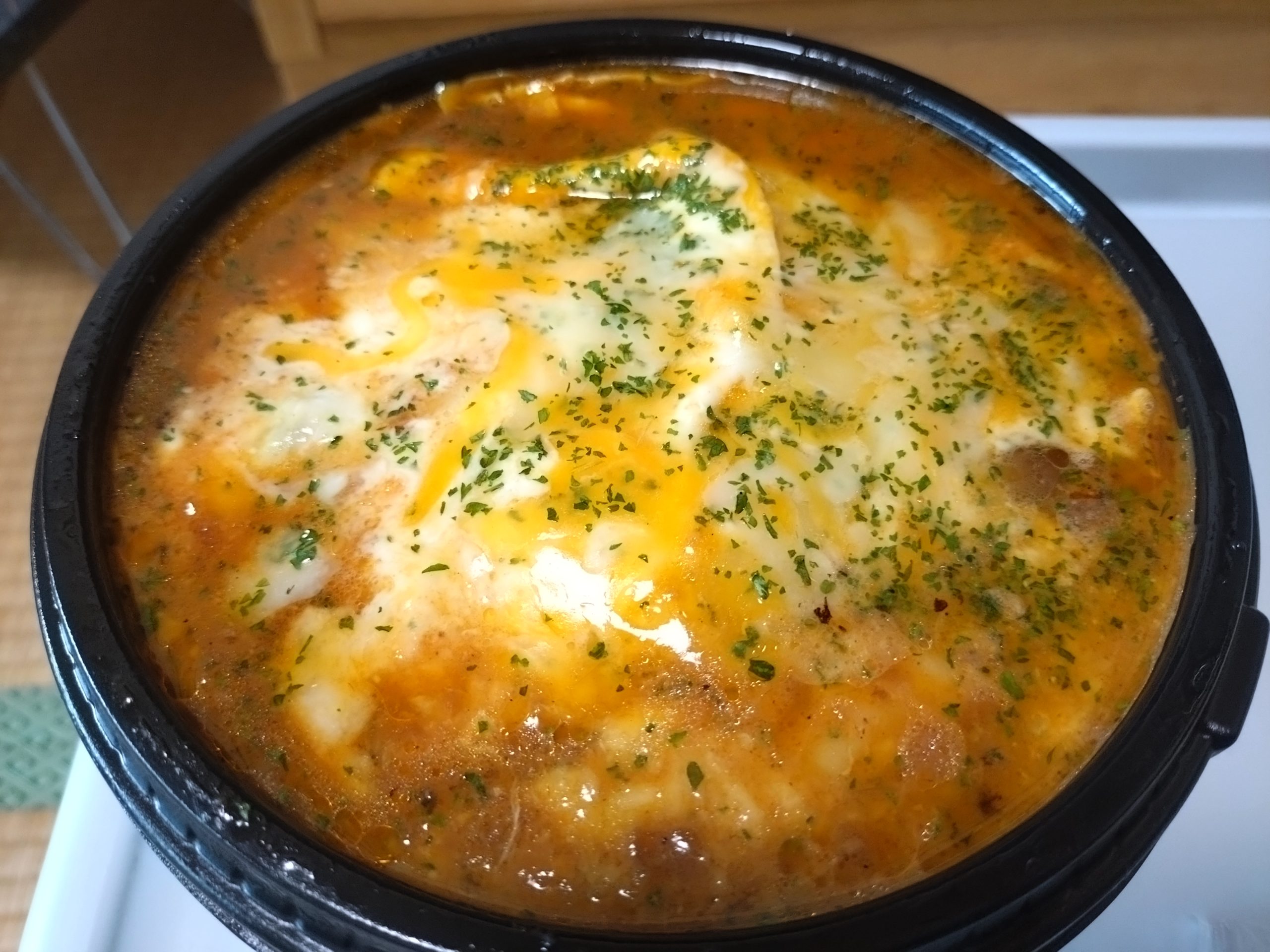 チーズデミオムハンバーグの表面（デミとチーズがたっぷり）