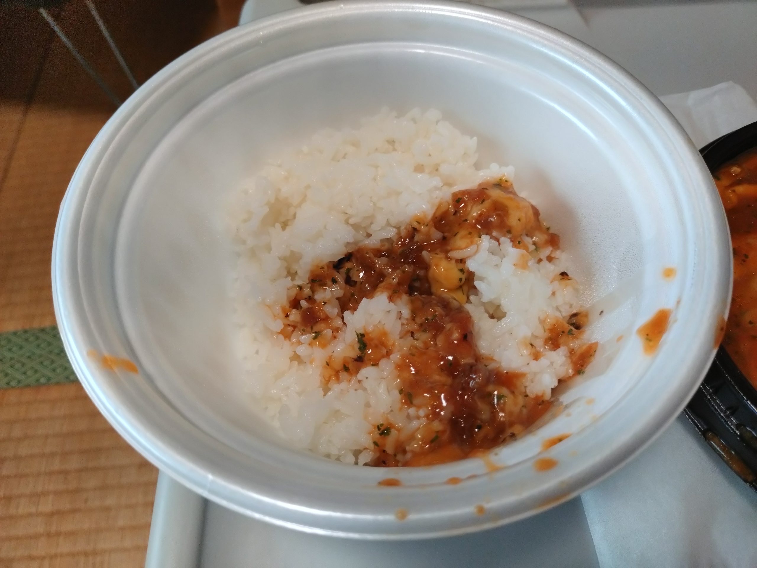 ご飯にソースを移している様子