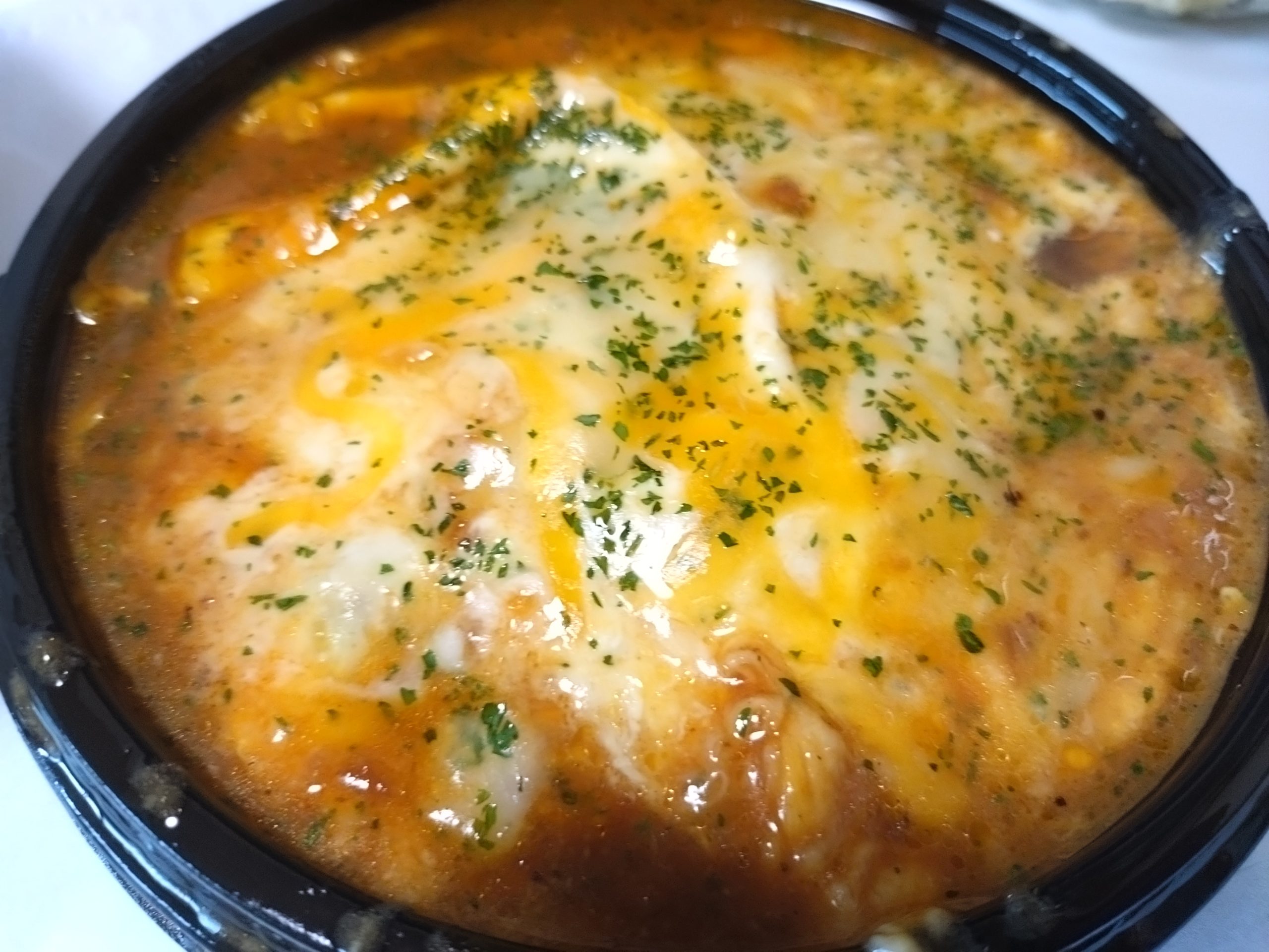 チーズデミオムハンバーグの全体（ソースが縁近くまで）