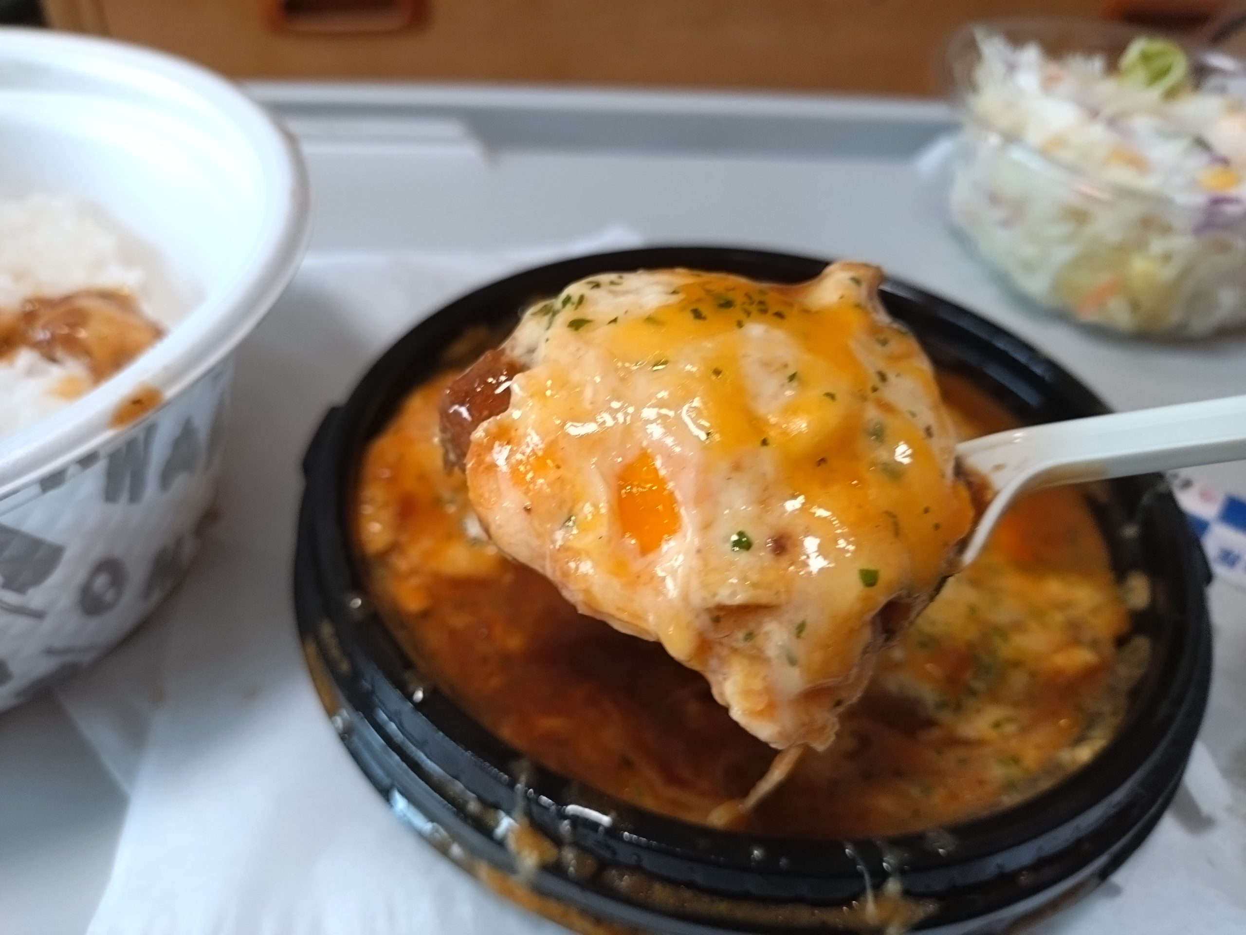 チーズデミオムハンバーグのアップ（濃厚な層）