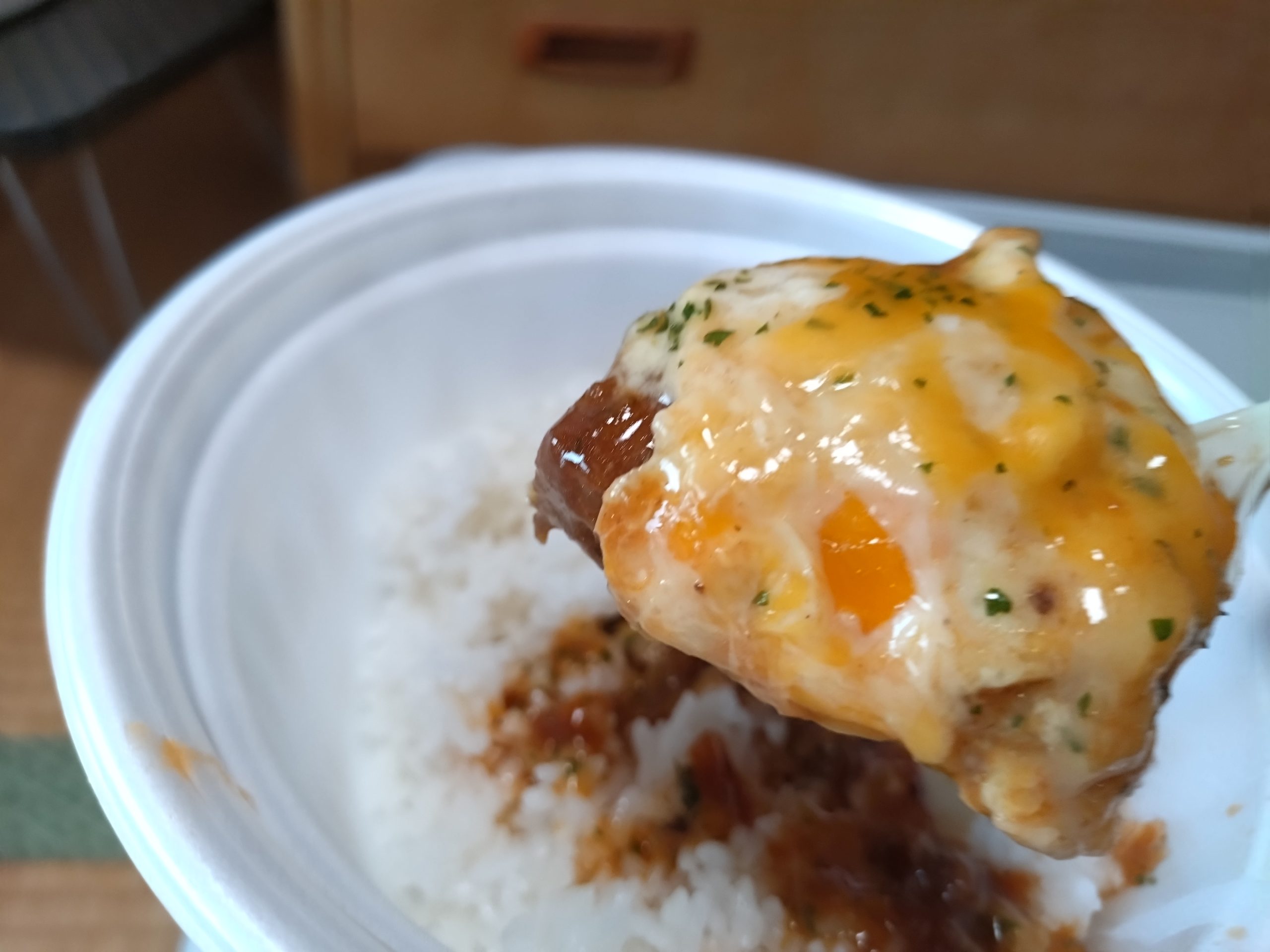 チーズデミオムハンバーグをご飯の上でアップ