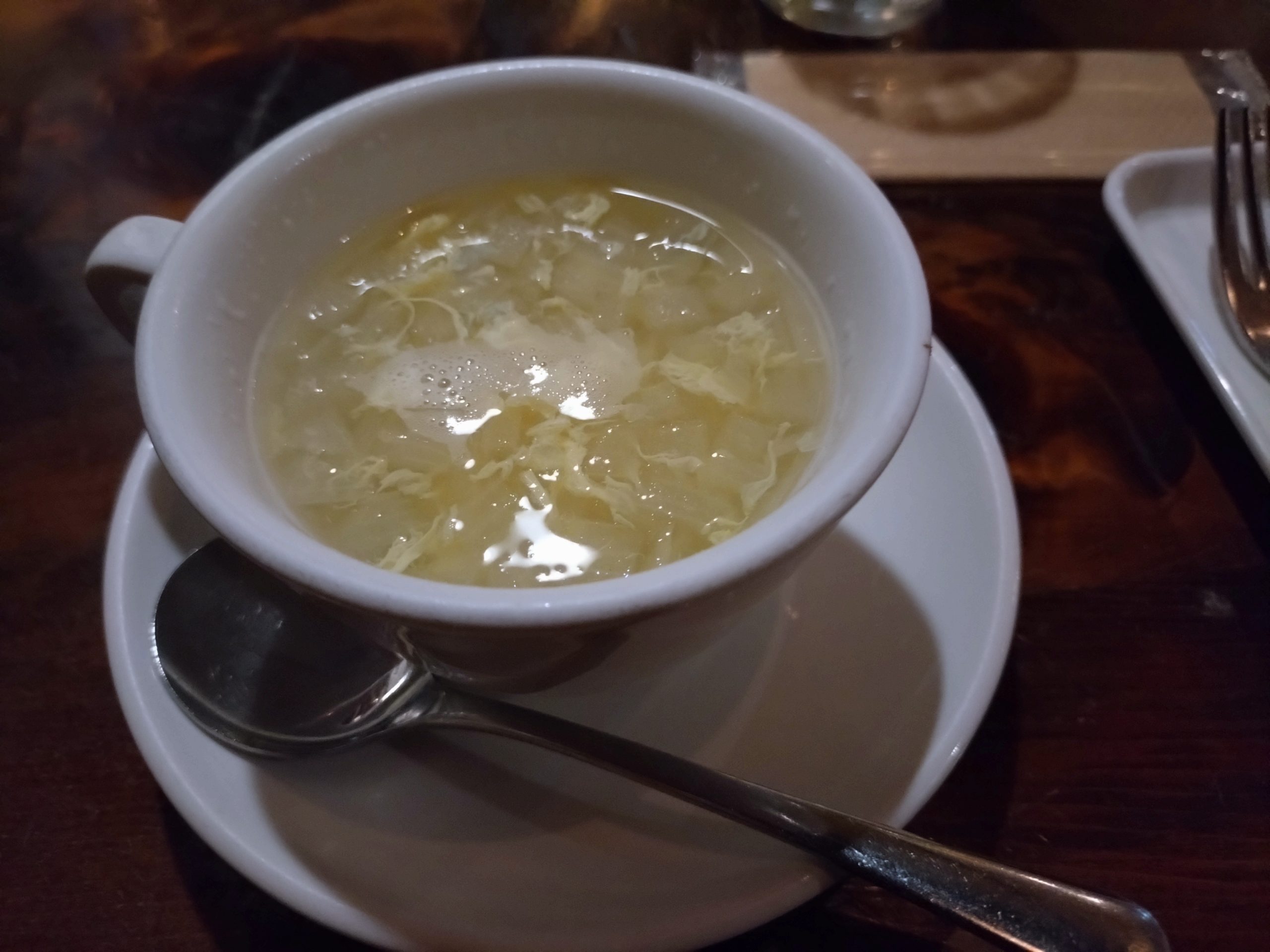 セットの汁物(卵スープっぽい) セットの汁物。卵スープのように見える、出汁が効いたやさしい味のスープ。