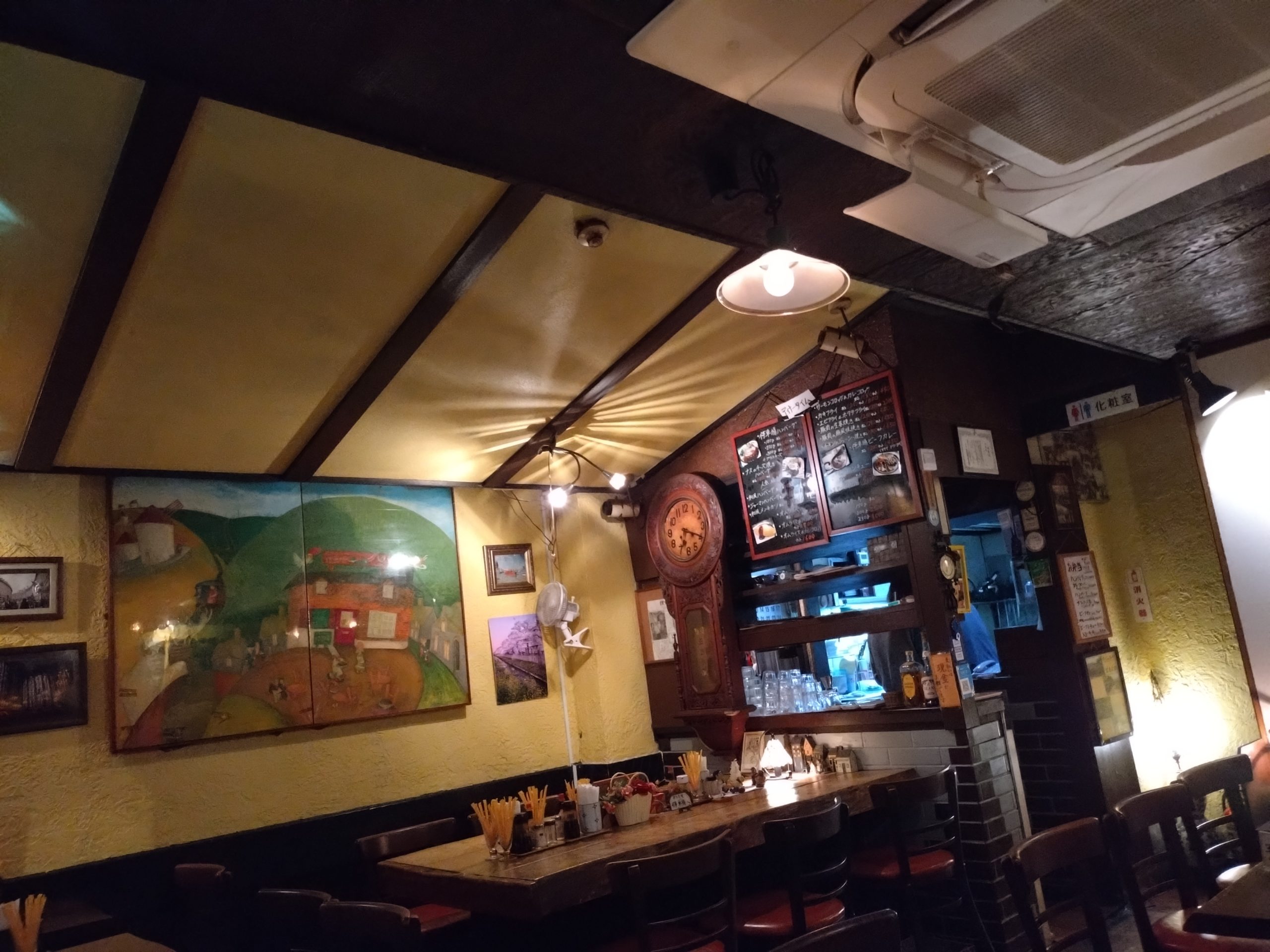 洋食 停車場|店内(座席) 洋食 停車場の店内。座席配置が分かる写真。