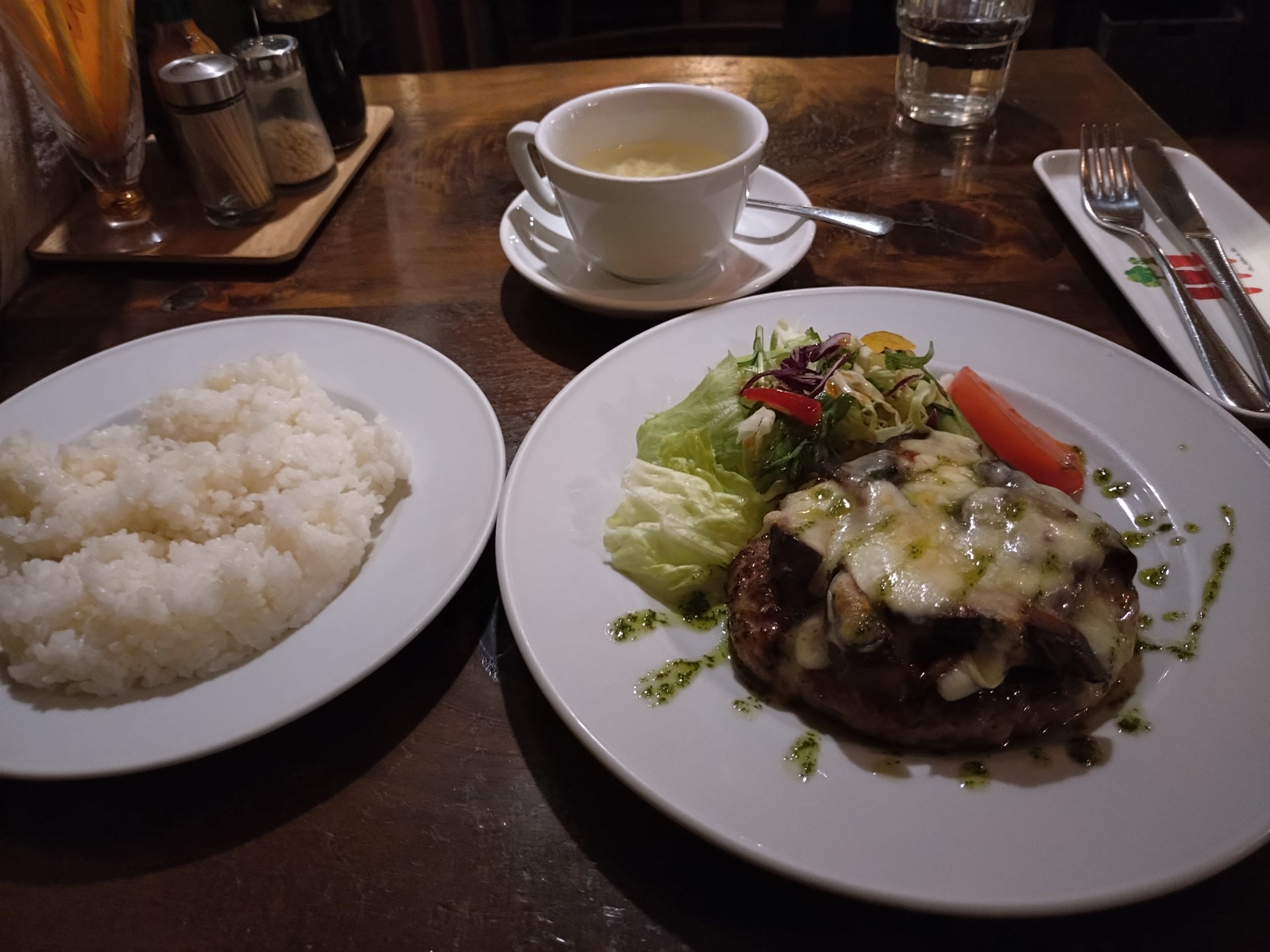 なすのチーズ焼きハンバーグセット|全景 なすのチーズ焼きハンバーグセットの全景。ハンバーグ、サラダ、味噌汁、ライスが並ぶ。