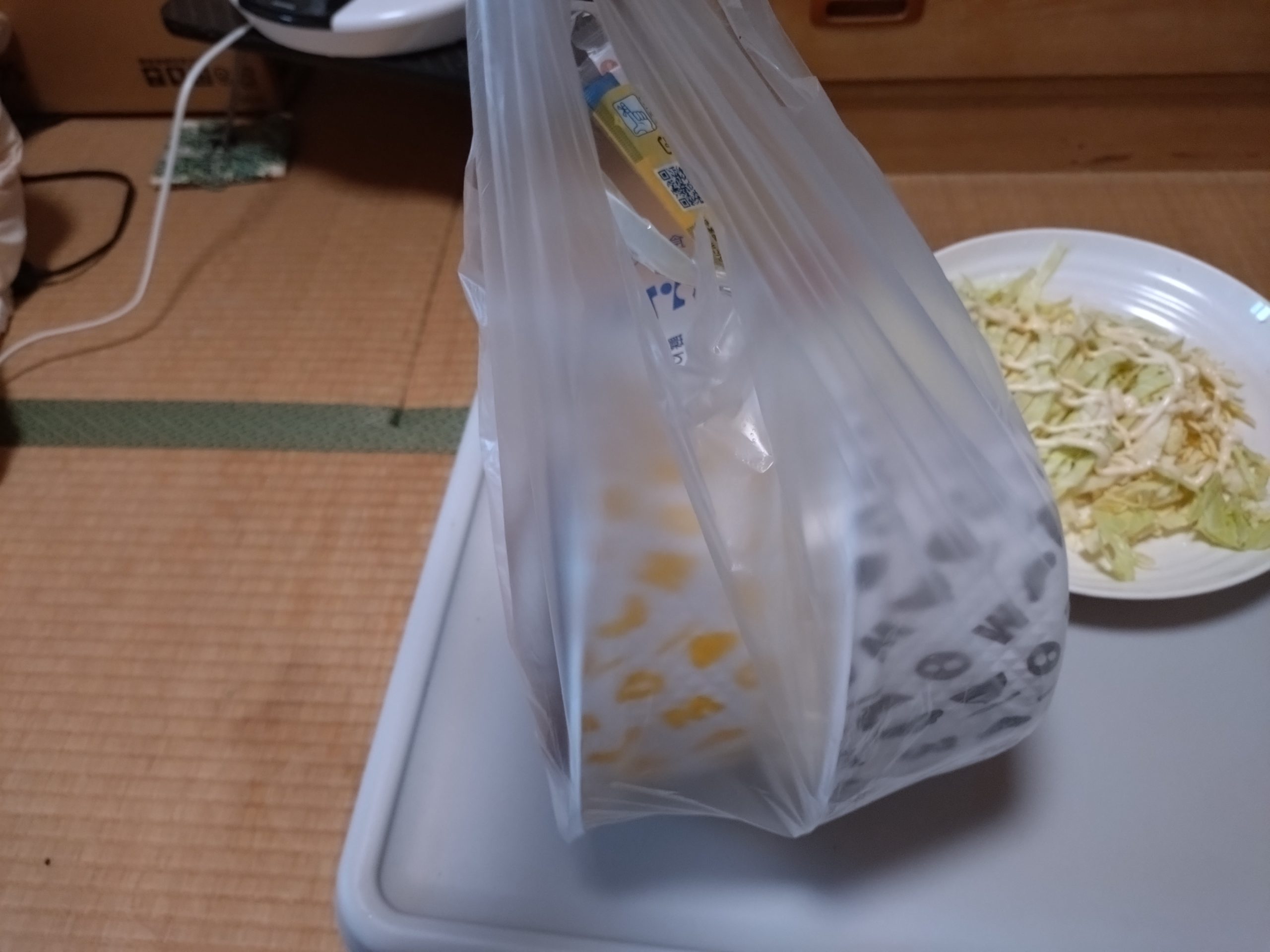 松屋 鶏のどて煮風鍋 テイクアウト時に横倒しになっていた持ち帰り状態