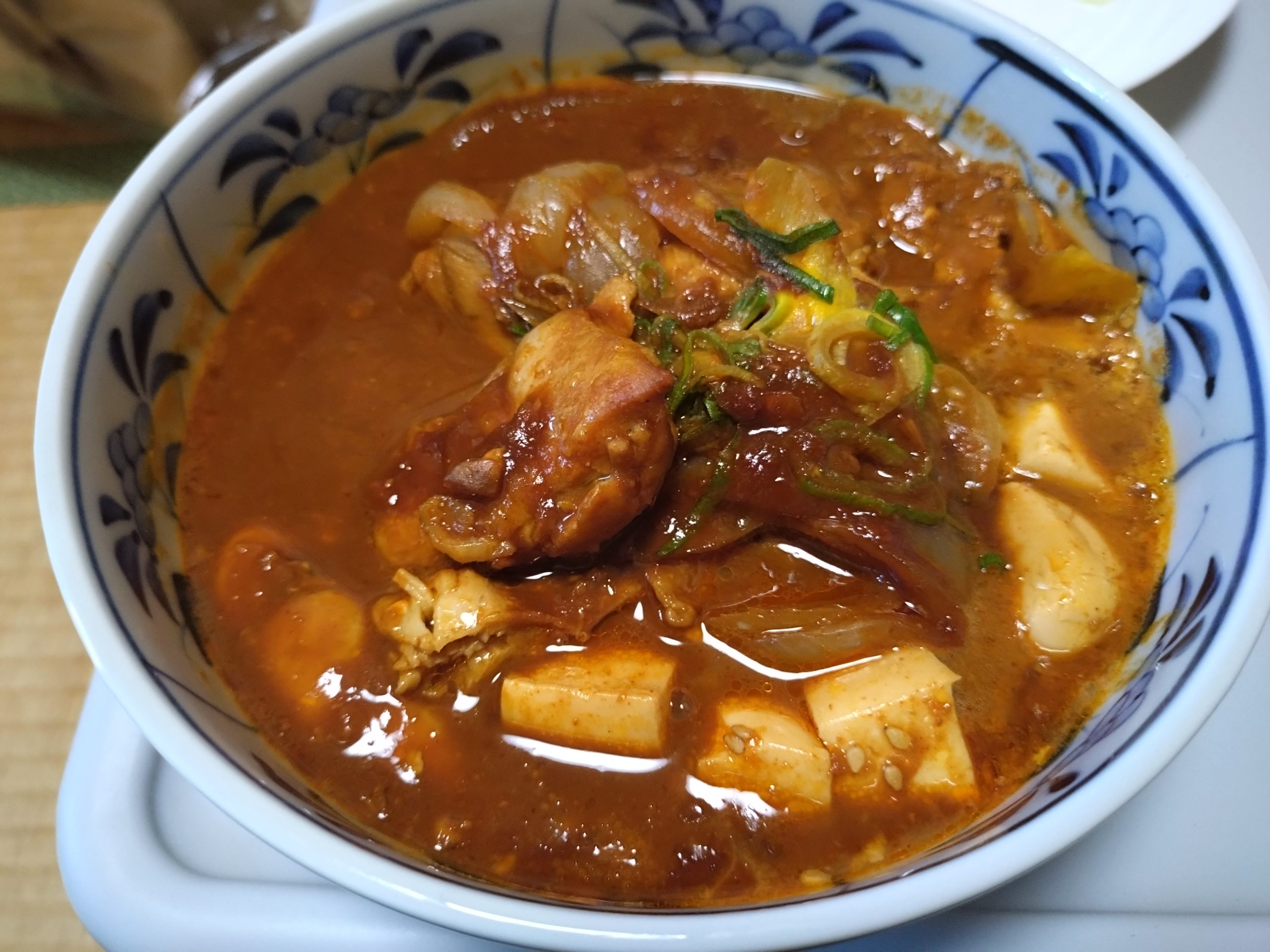 松屋 鶏のどて煮風鍋 容器を皿に移して電子レンジで再加熱している様子