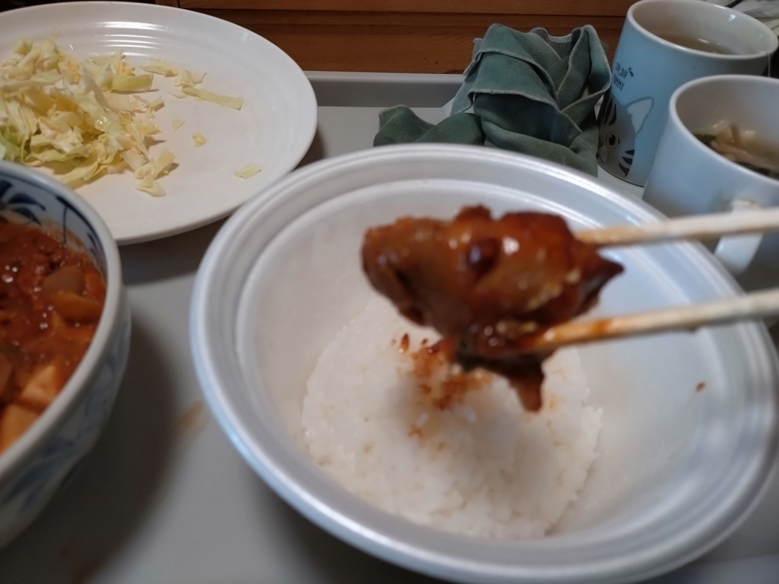 松屋 鶏のどて煮風鍋 鶏肉のサイズ感が分かるアップ写真