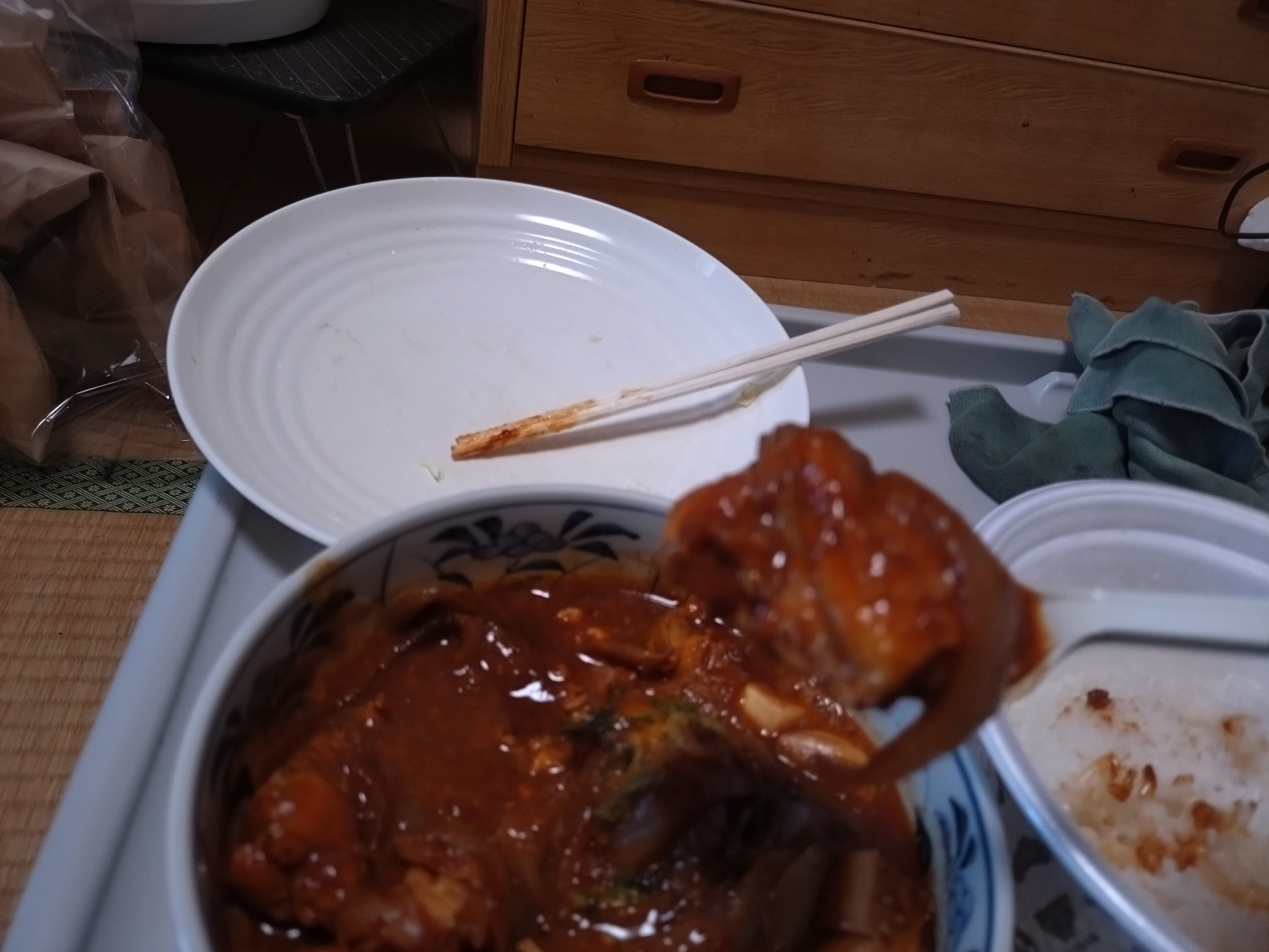 松屋 鶏のどて煮風鍋 鶏肉のサイズ感が分かるアップ写真