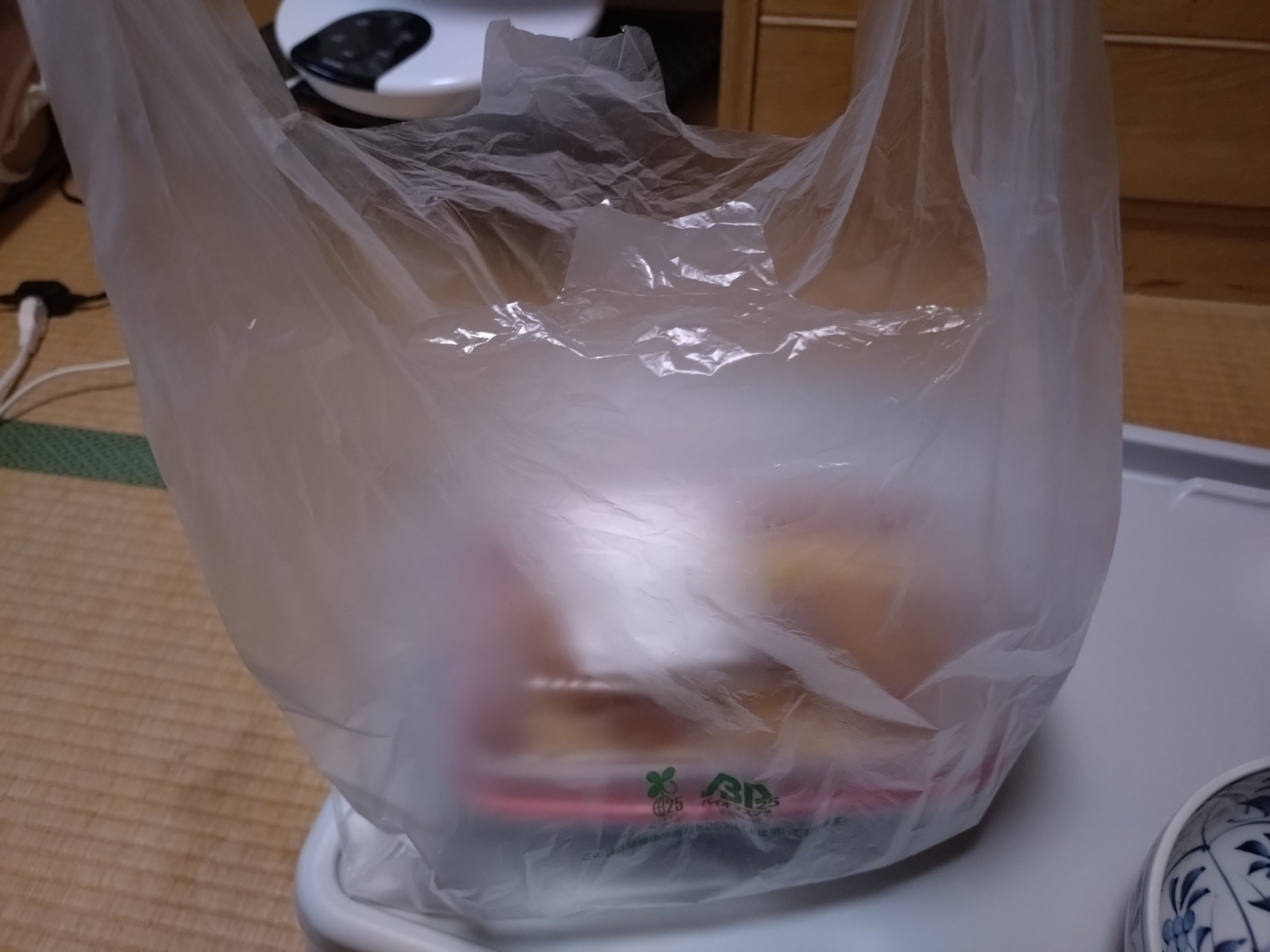 松のやテイクアウトのビニール袋。中にシュクメルリチキンかつ定食の容器が収まっている状態