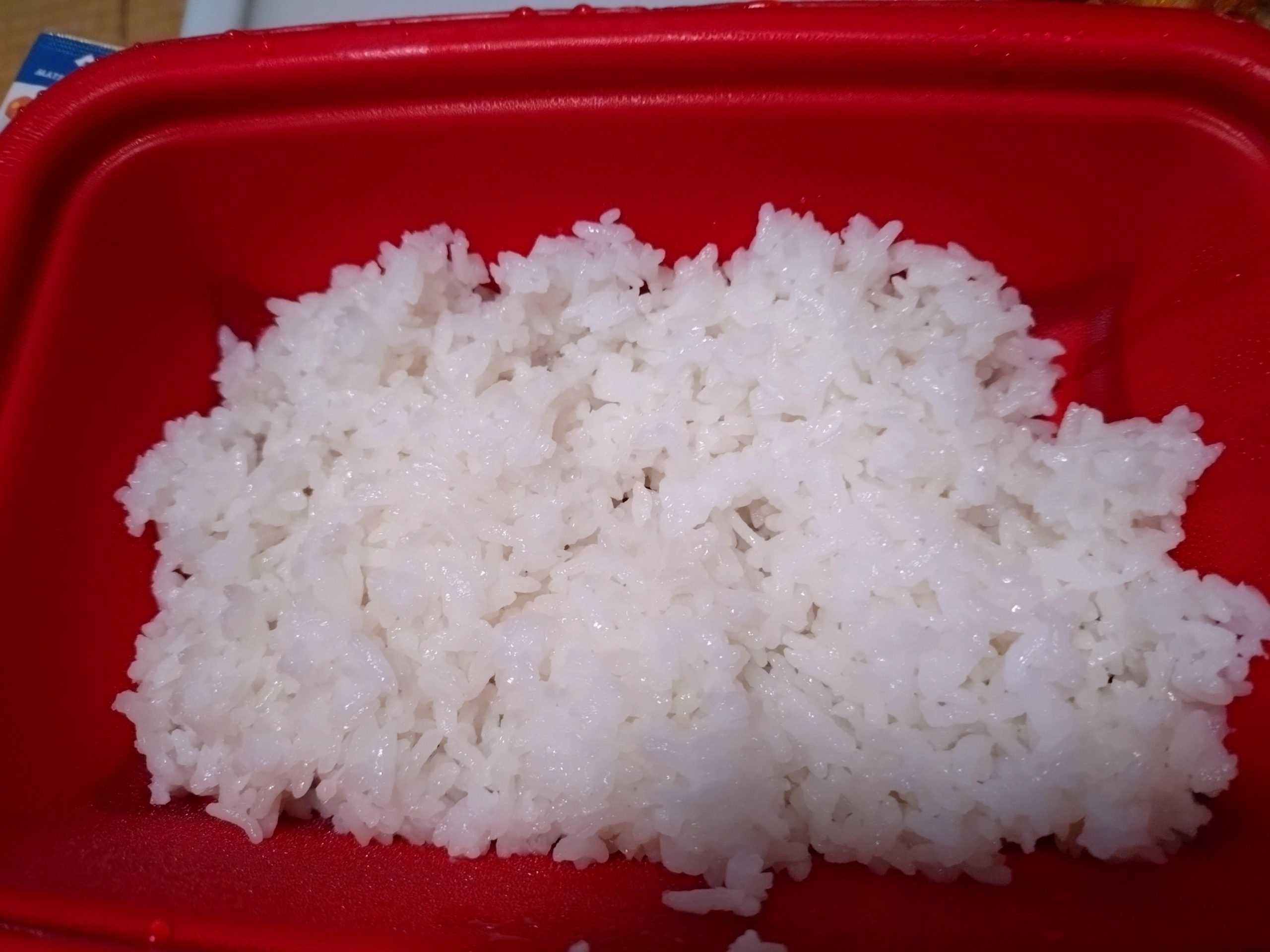 シュクメルリチキンかつ定食のアップ。ソースが衣や具材にどう絡んでいるかが分かる