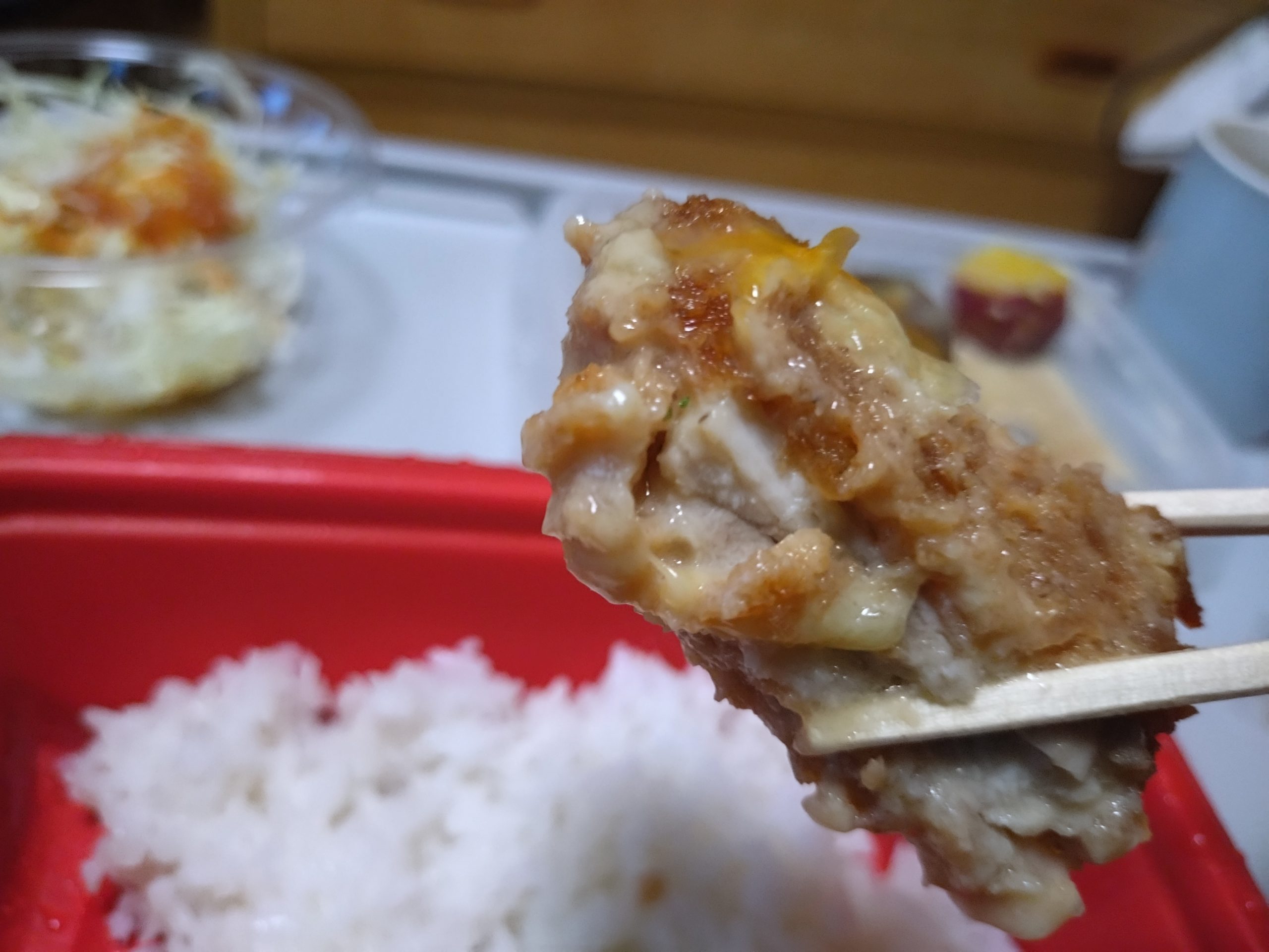 シュクメルリチキンかつ定食に入っているサツマイモ。大きめのサイズでごろっとした形状が分かる