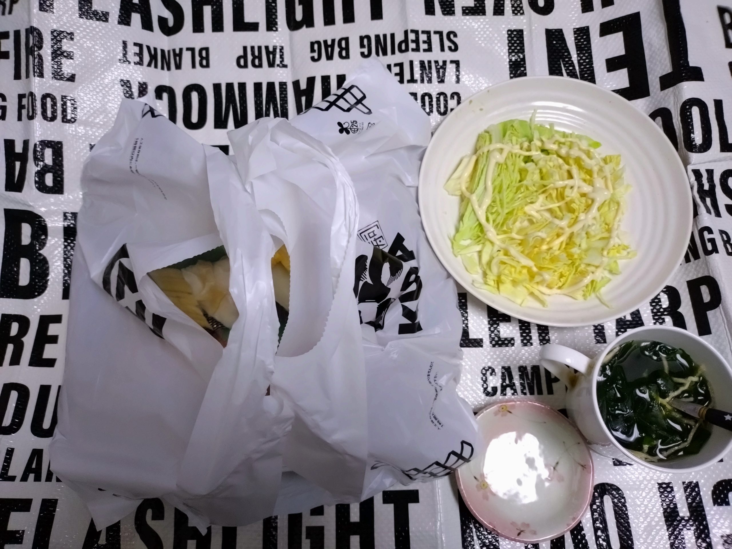 くら寿司の極旨セット2人前をデリバリーで受け取った直後の食卓（味噌汁とキャベツを用意）