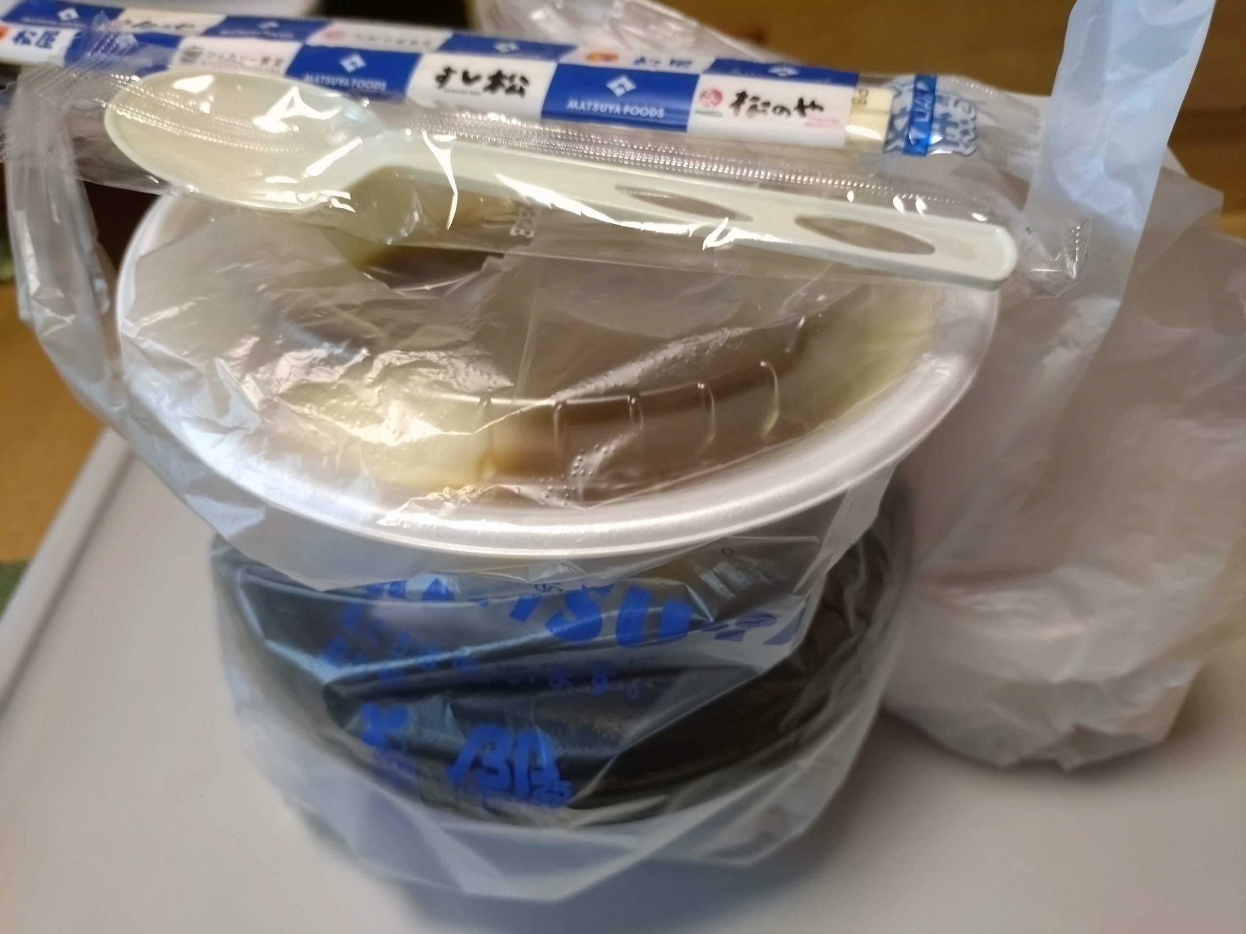 ボルケーノうまトマハンバーグカレー弁当の持ち帰り時の安定感が分かる横からの様子