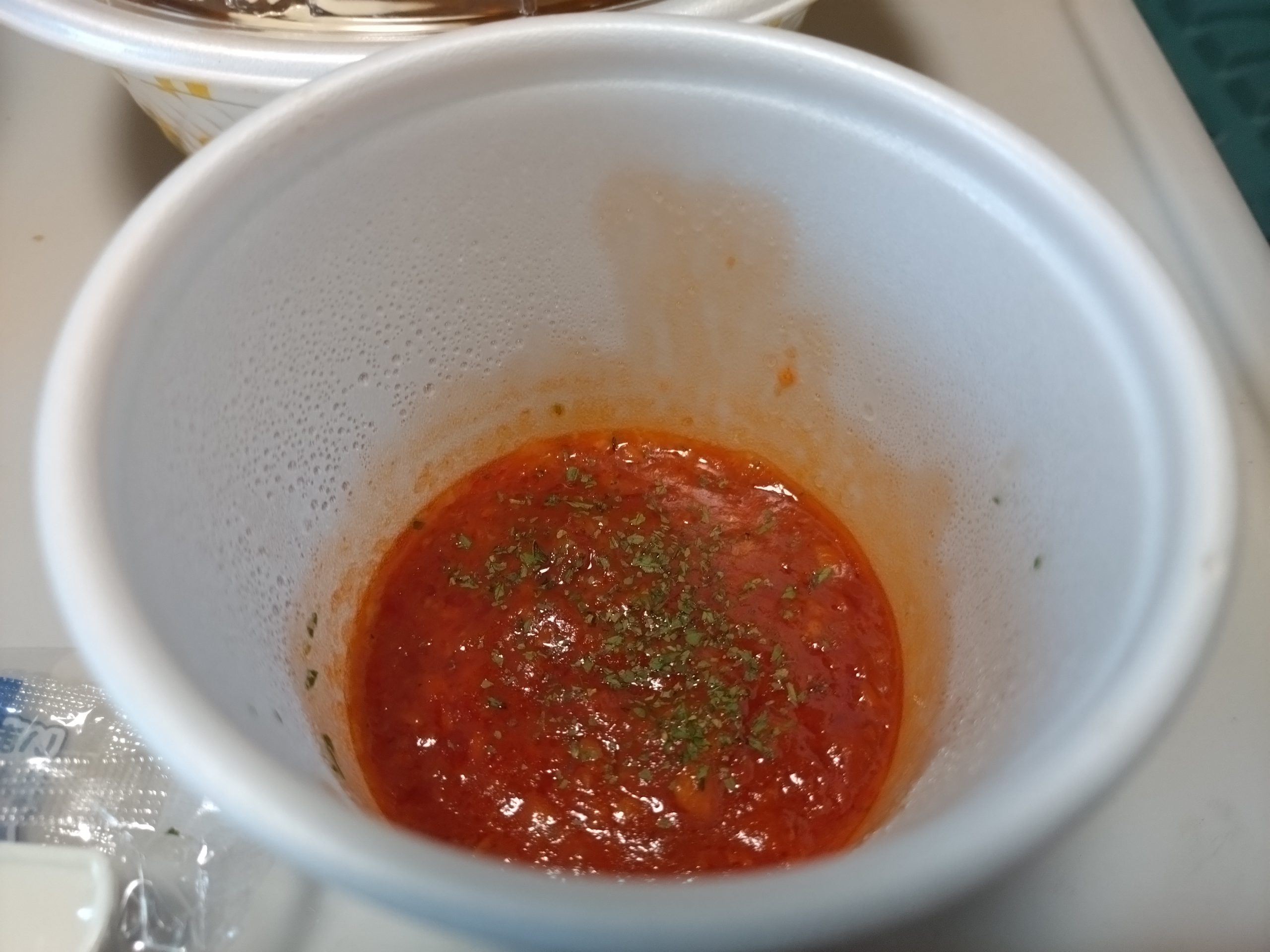 別容器で付いてくるうまトマソースのアップ