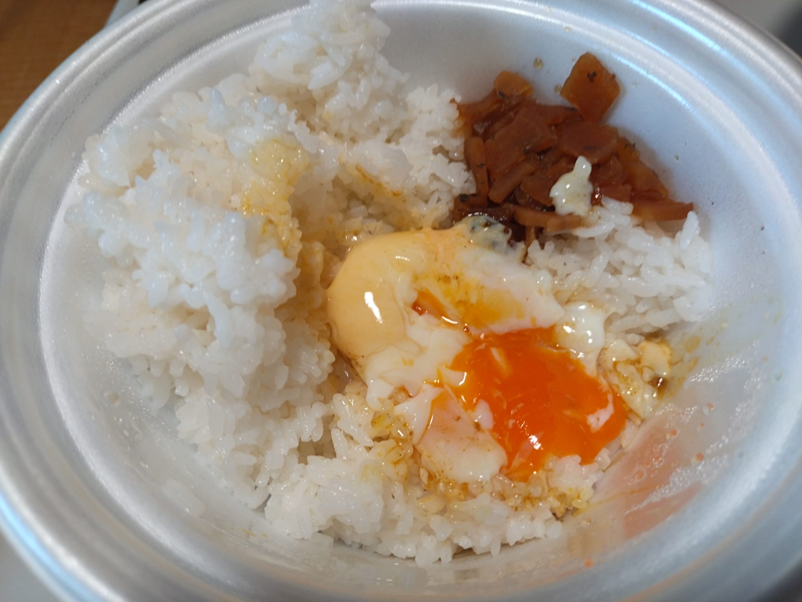 温玉を割って黄身が広がる瞬間