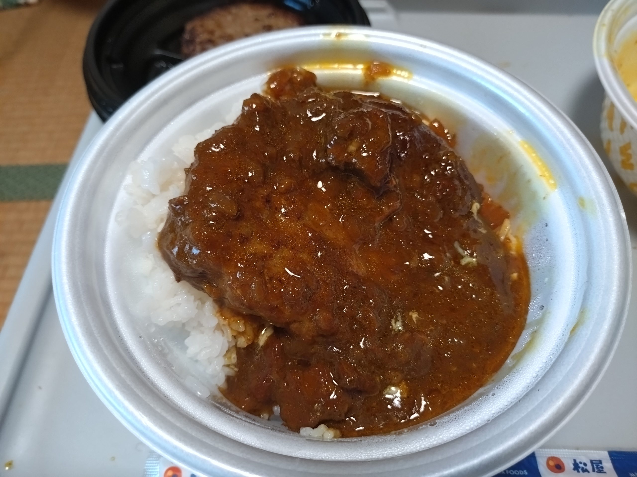ご飯にカレーとハンバーグをかけて丼化し始めた状態