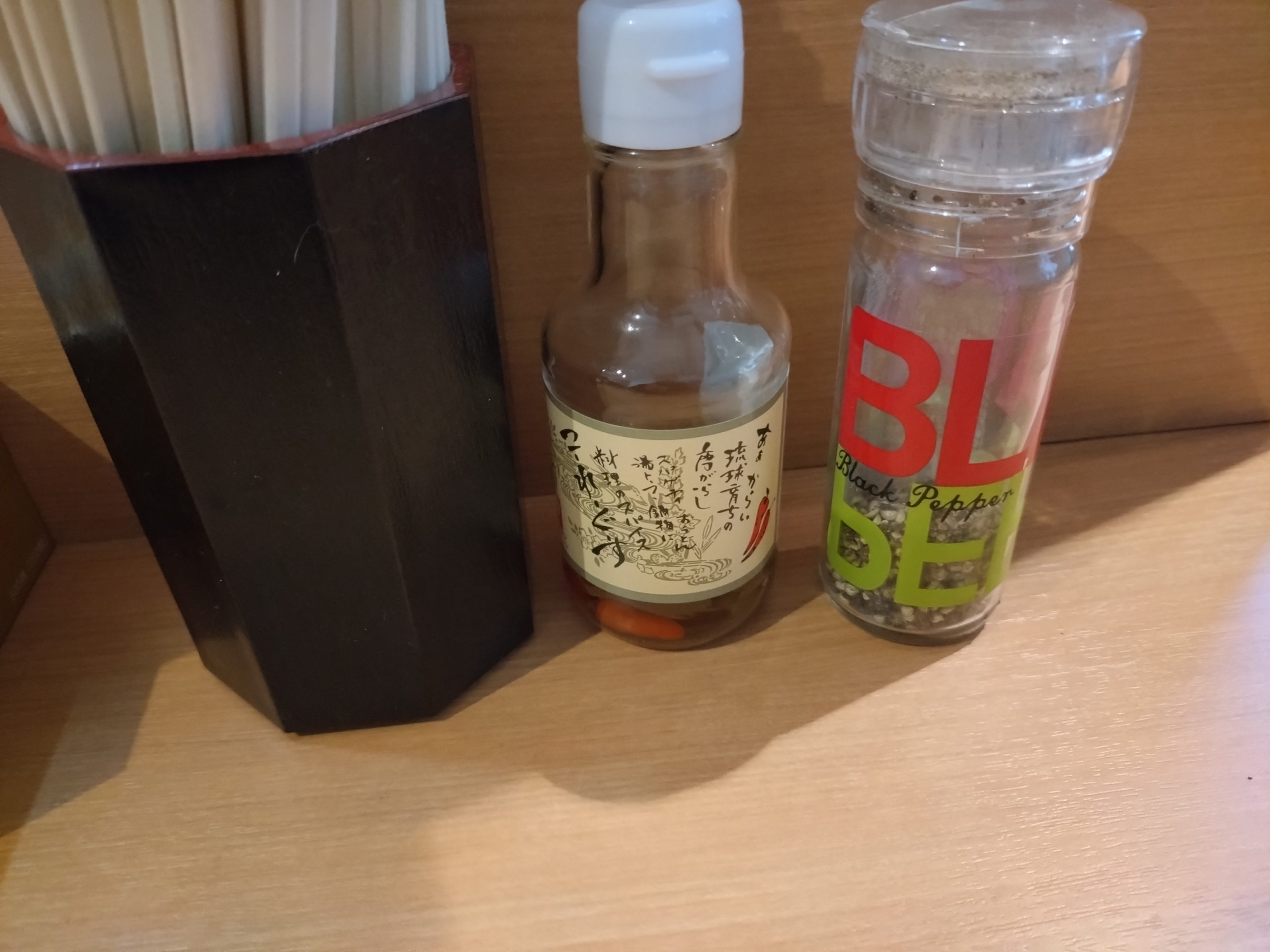 卓上調味料。唐辛子入りお酢とブラックペッパー