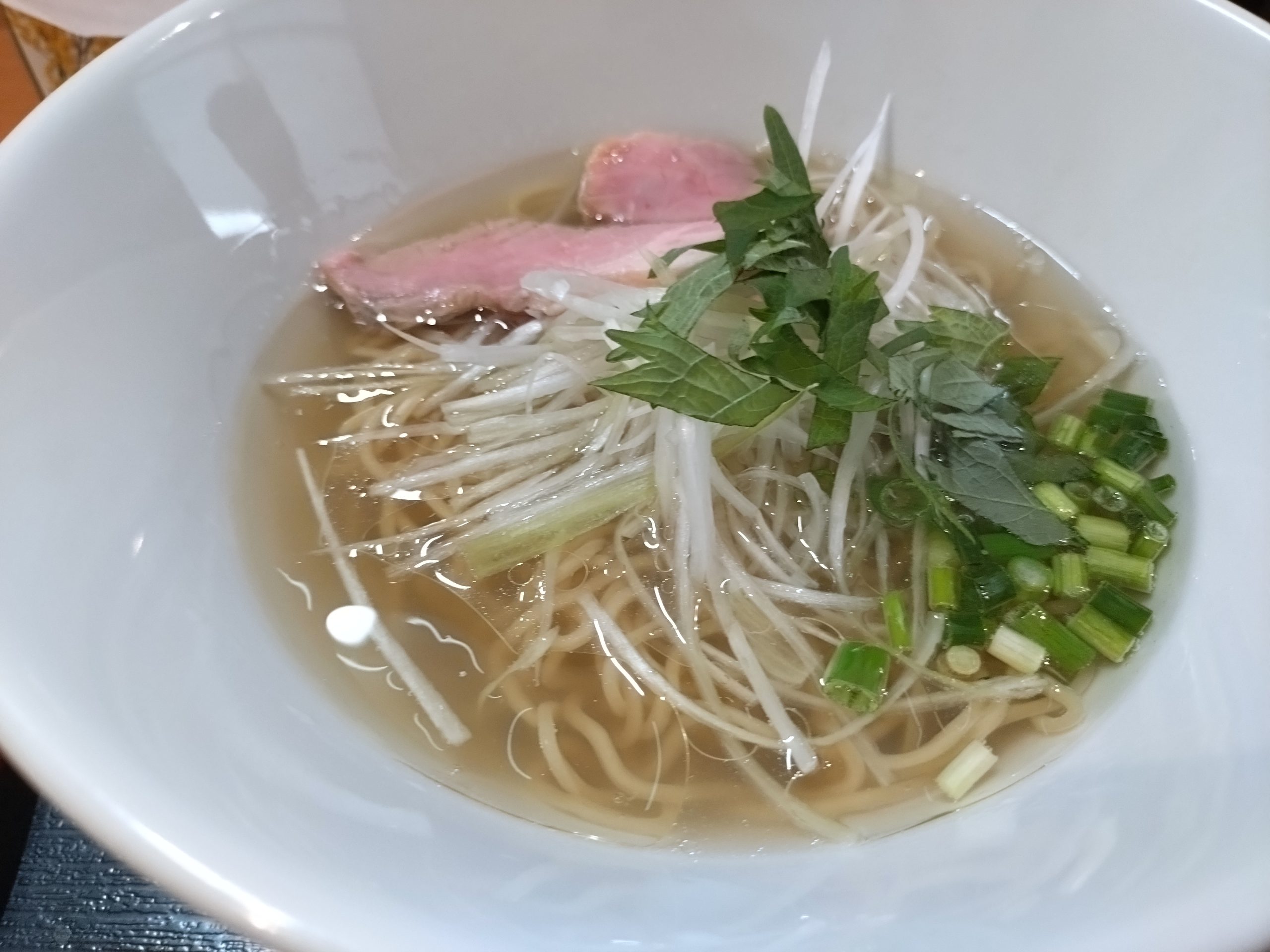 牛骨塩ラーメンを斜め45度から撮影。透明感のあるスープが分かる