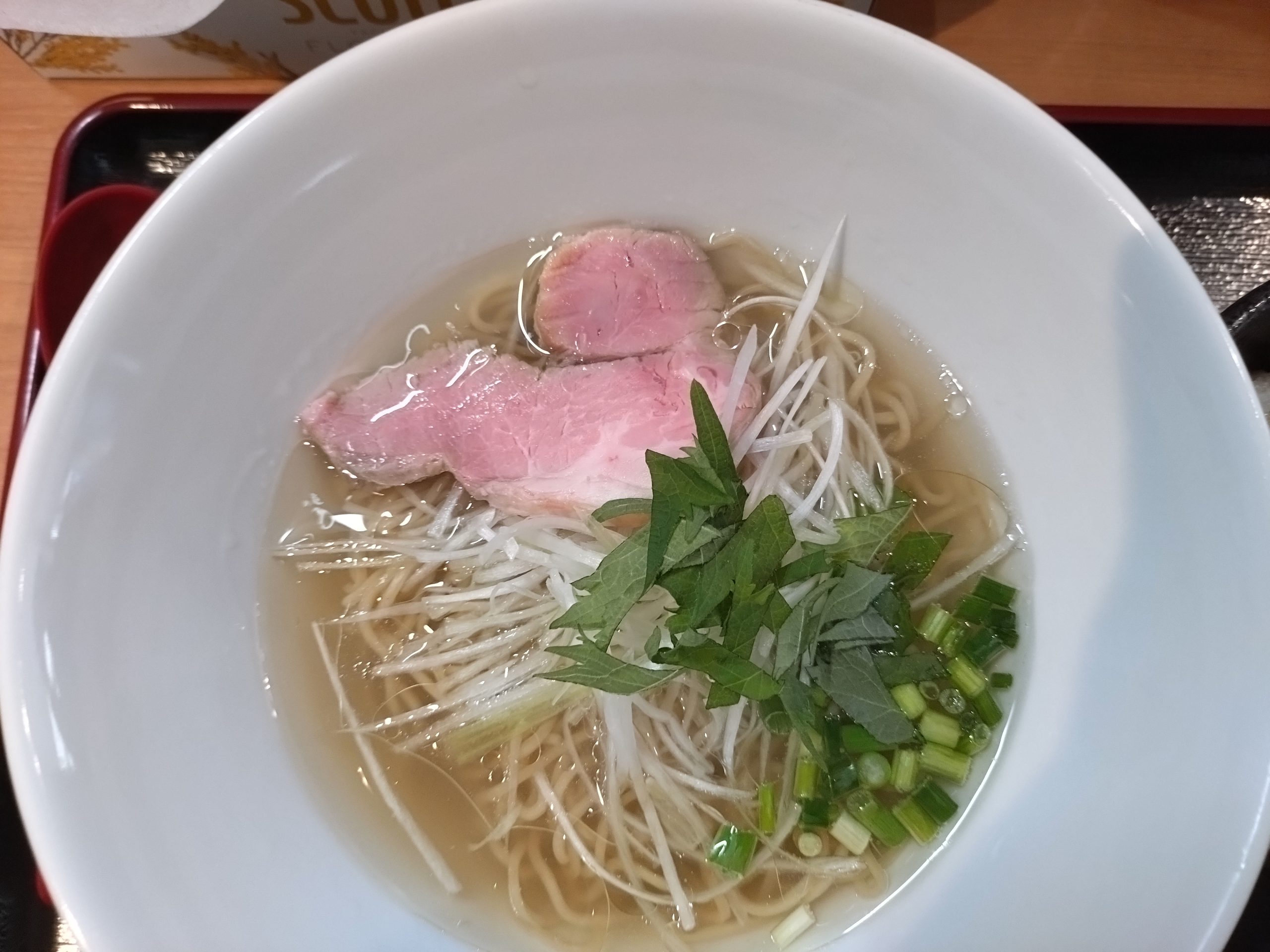 牛骨塩ラーメンを真上から撮影。具材の配置が分かる