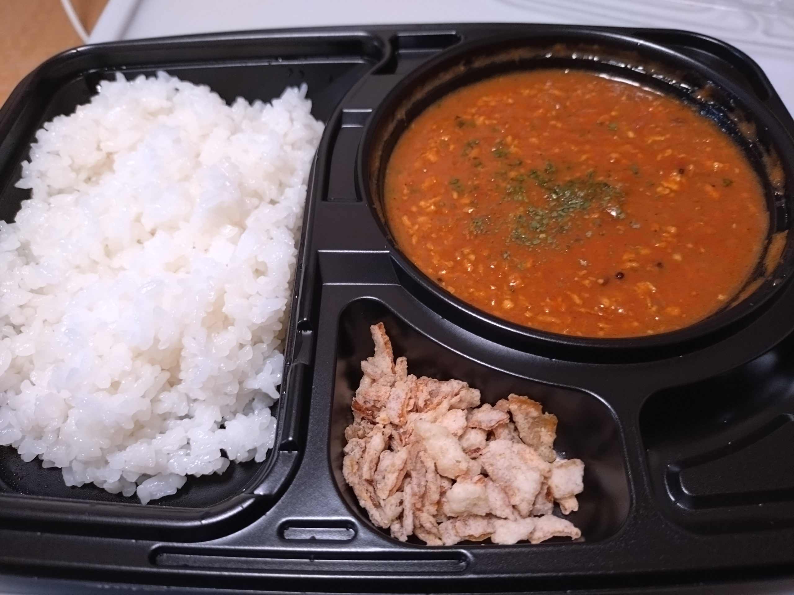 旨辛スパイスキーマカレーのフタを開けた状態
