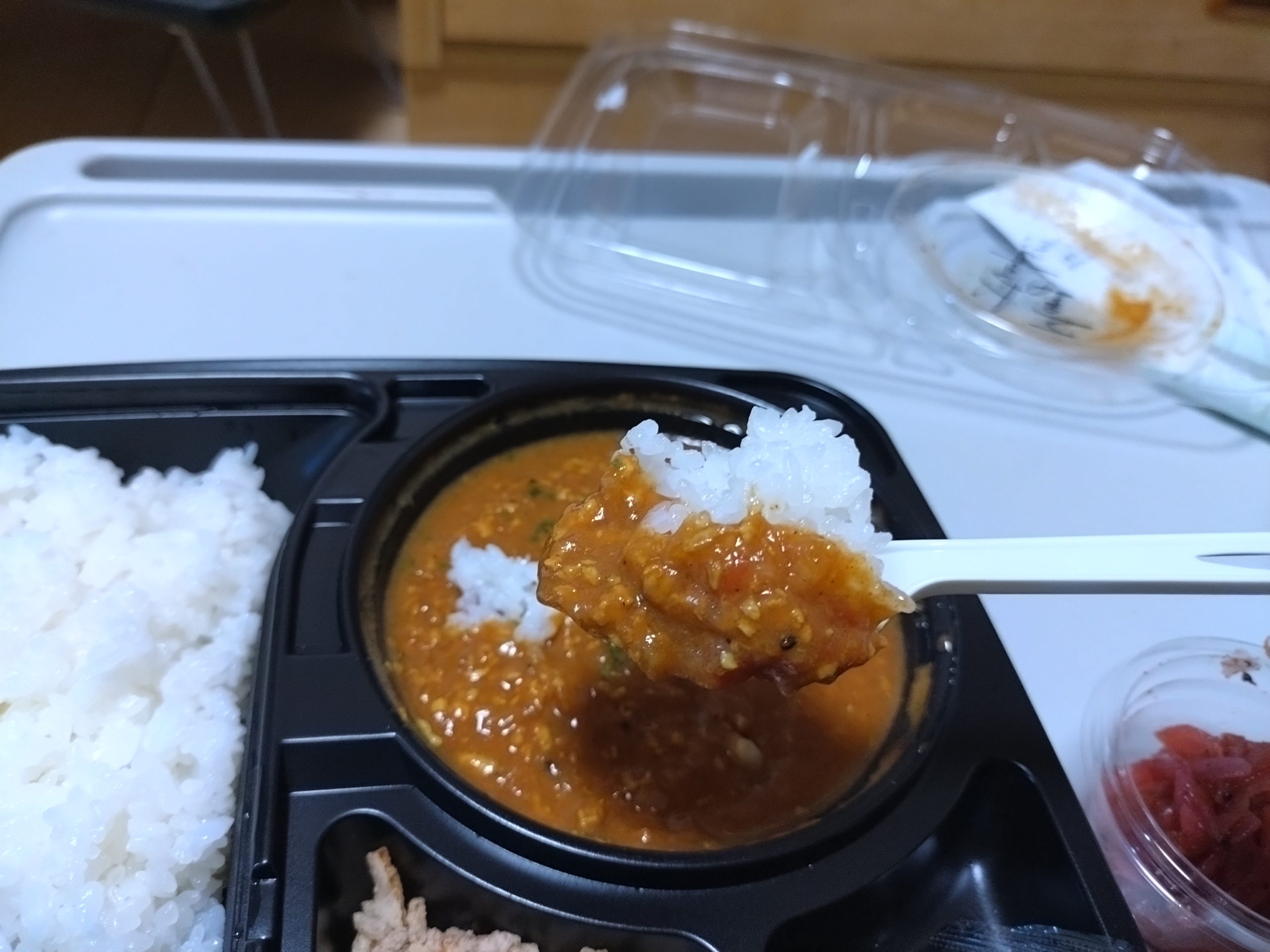 スプーンでキーマカレーをすくった状態