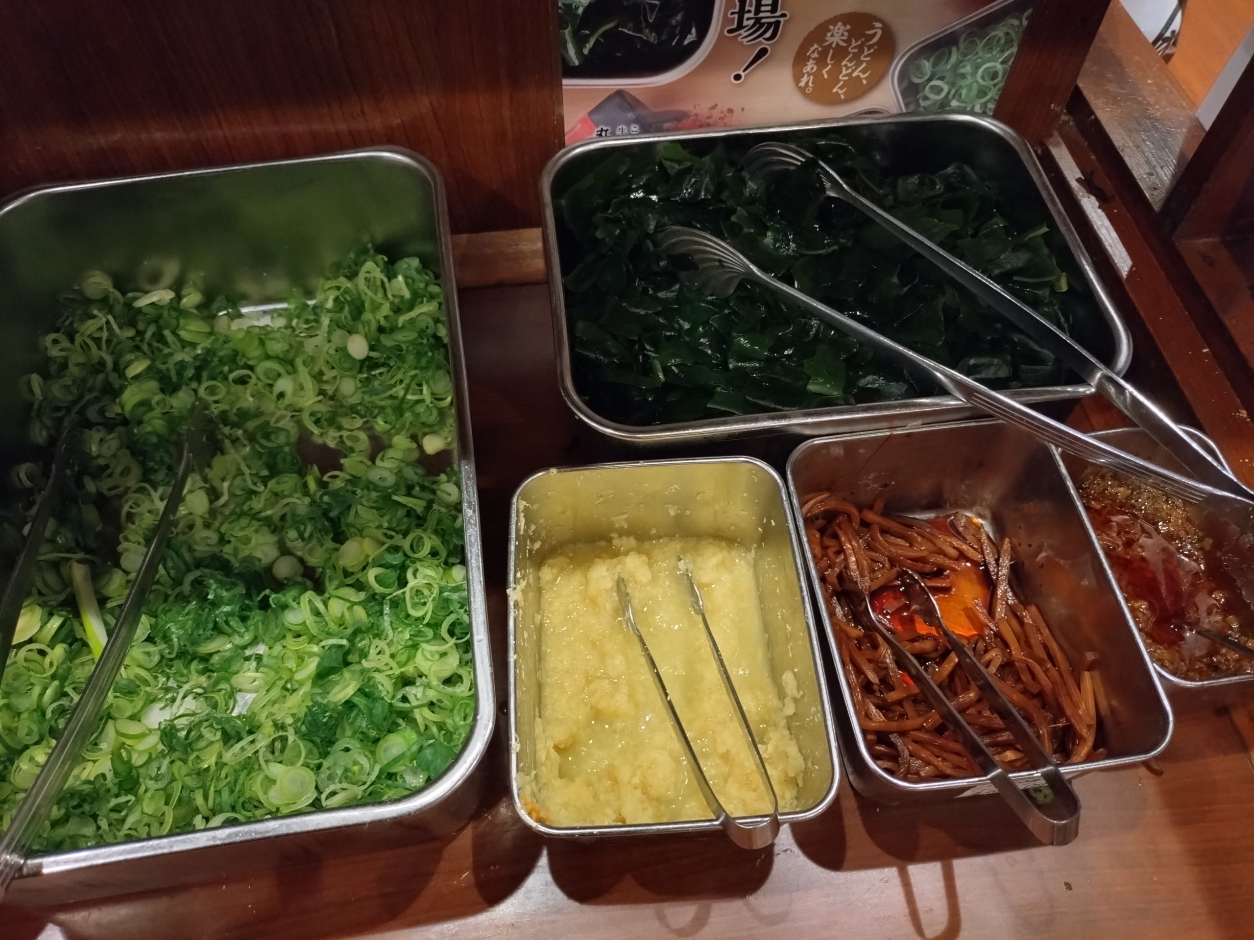 薬味コーナー（ねぎ、しょうが、わかめ、山菜など）