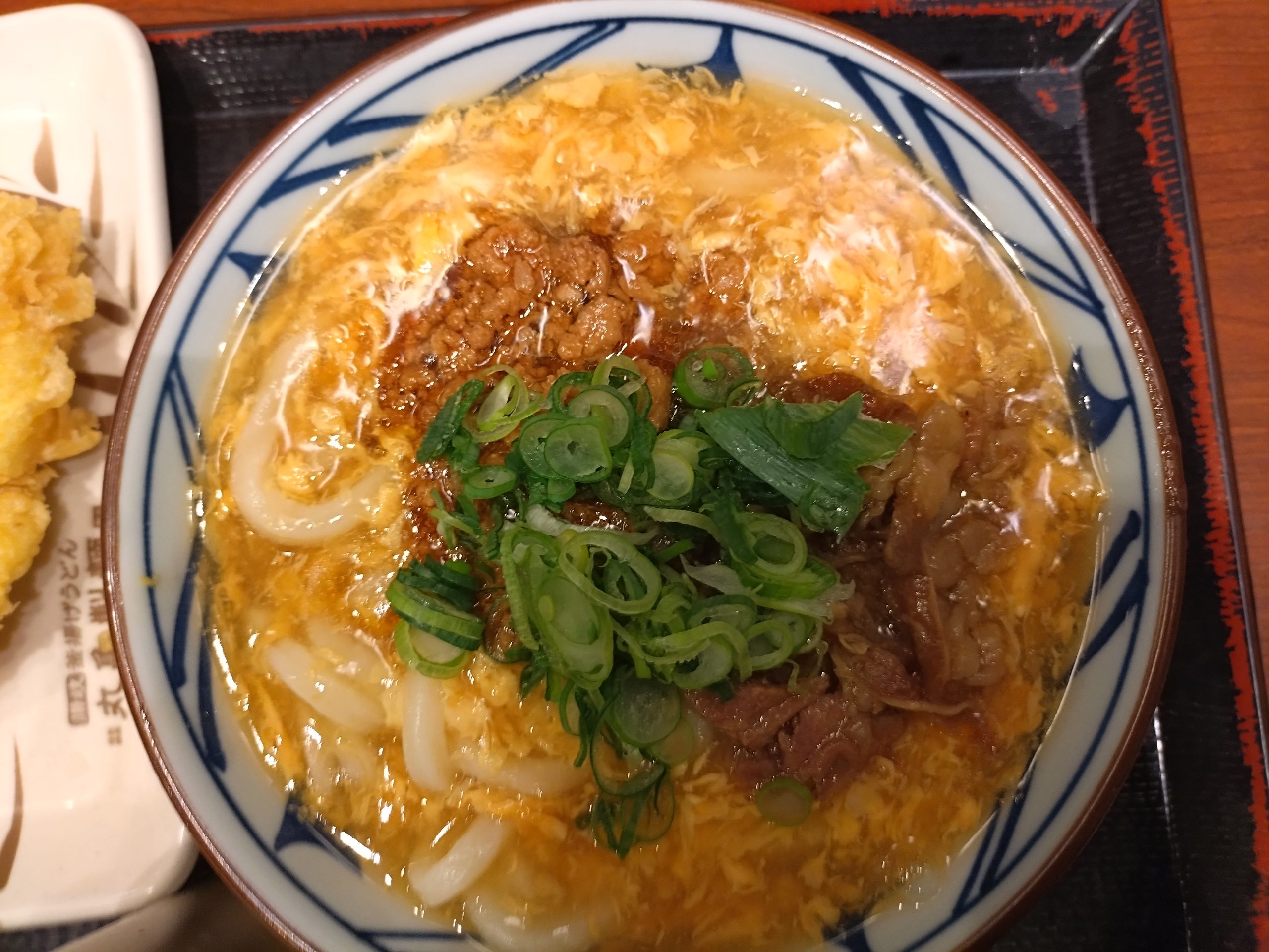 肉重ね玉子あんかけうどんを真上から見た状態