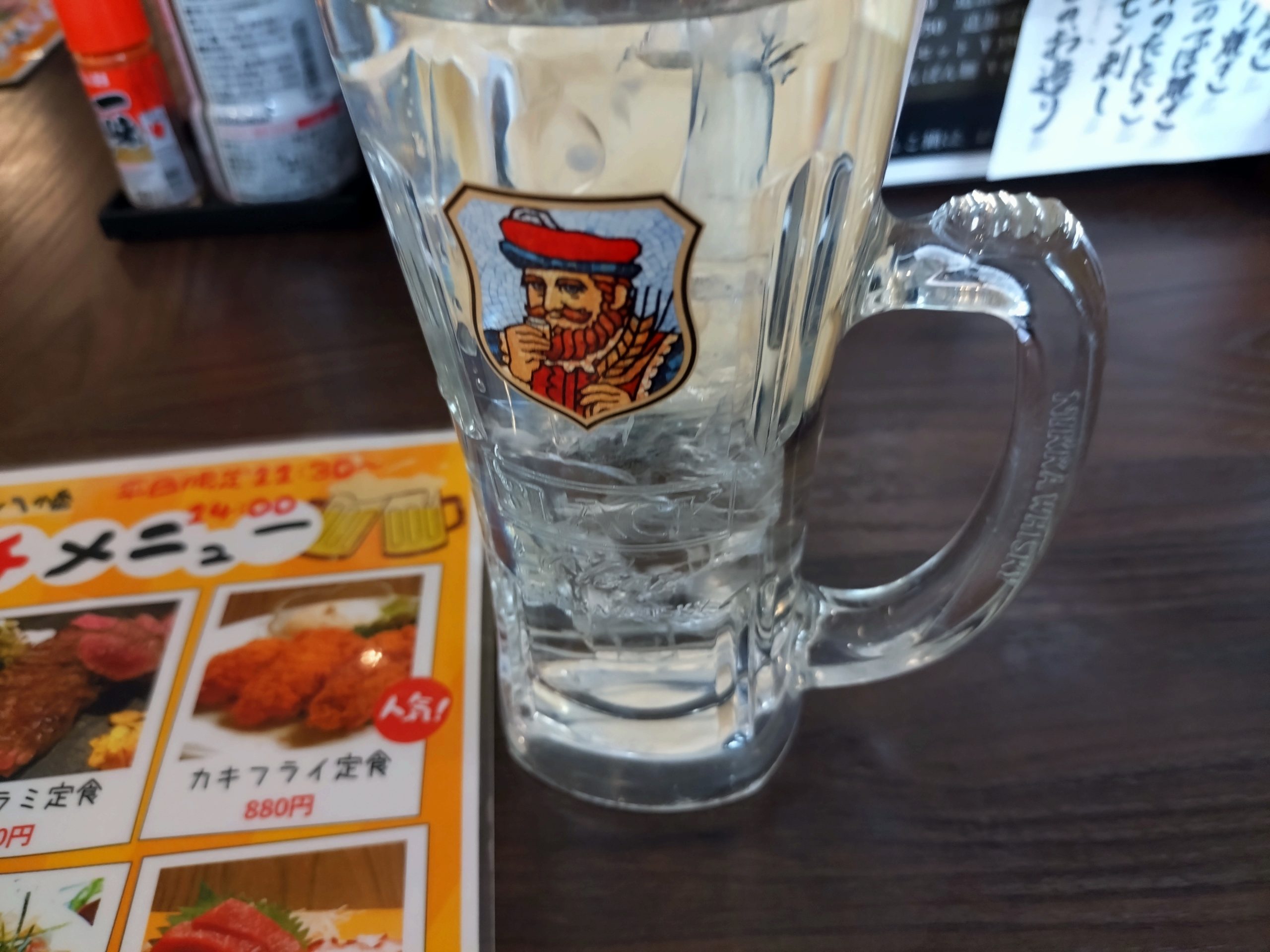 お水がジョッキで提供される様子