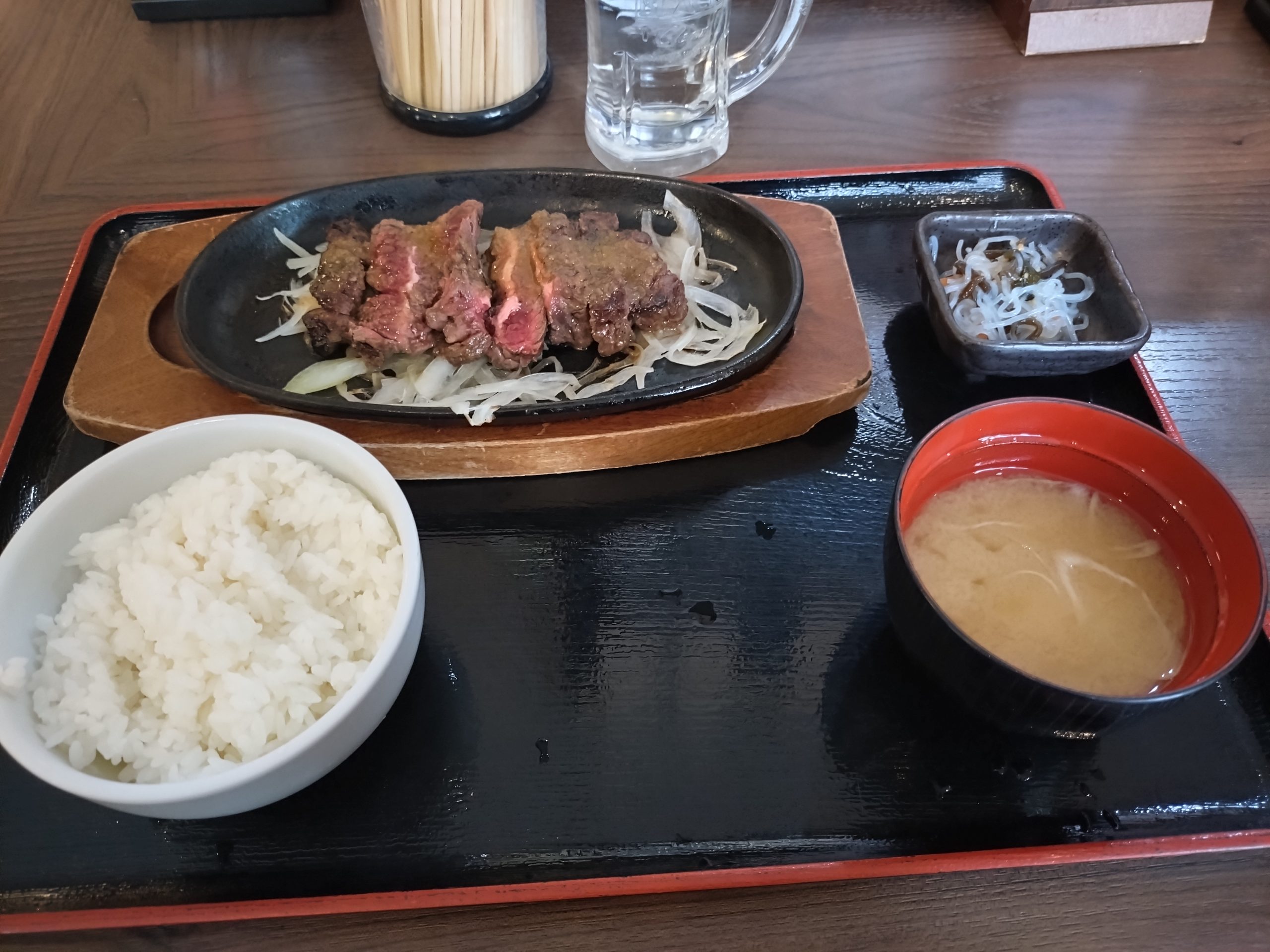 旬鮮酒場いらっしゃい！の牛ハラミ定食の全体（ご飯、汁物、副菜、牛ハラミが写る）