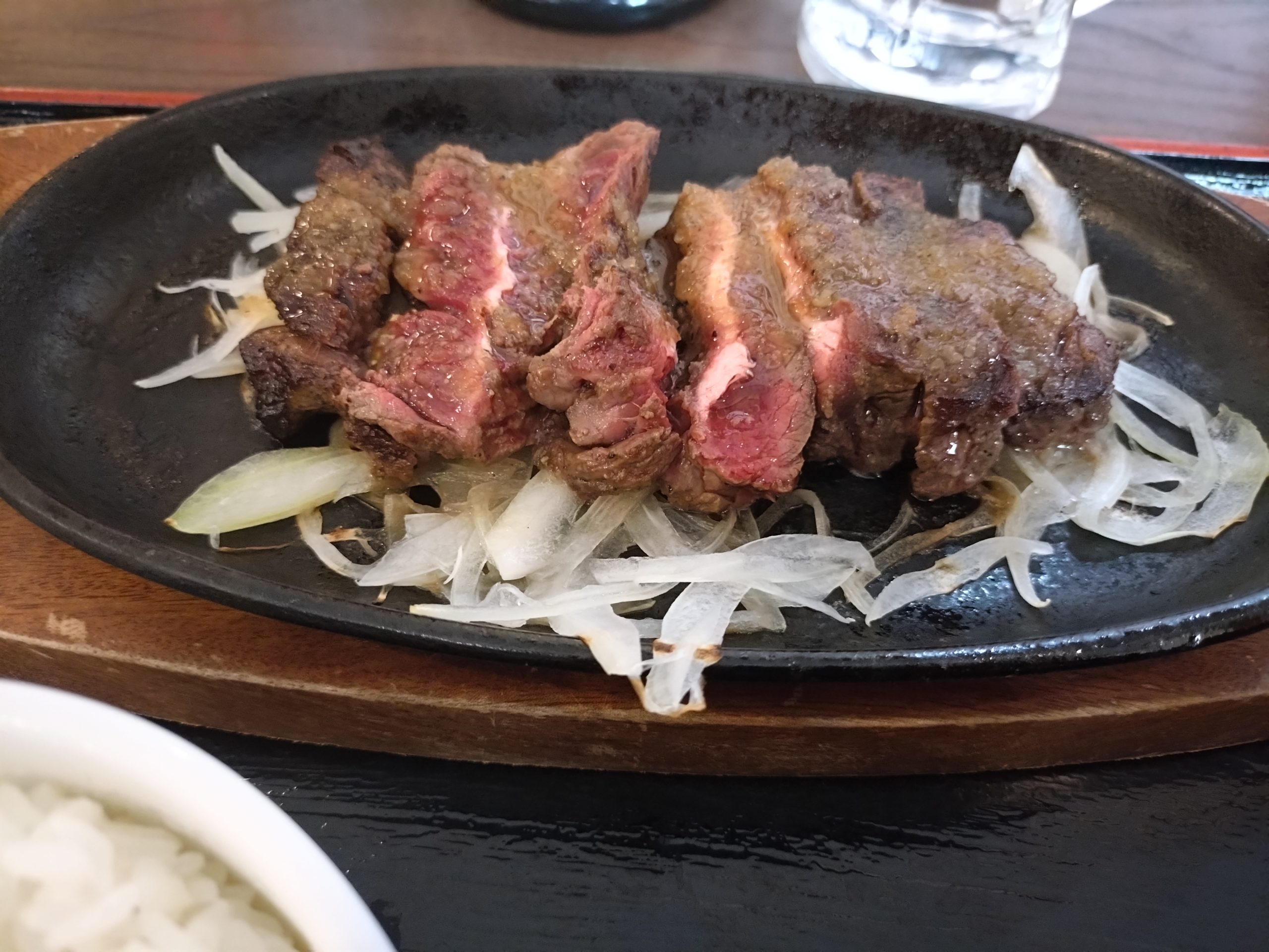 牛ハラミのアップ。焼き色と肉の厚みが分かる