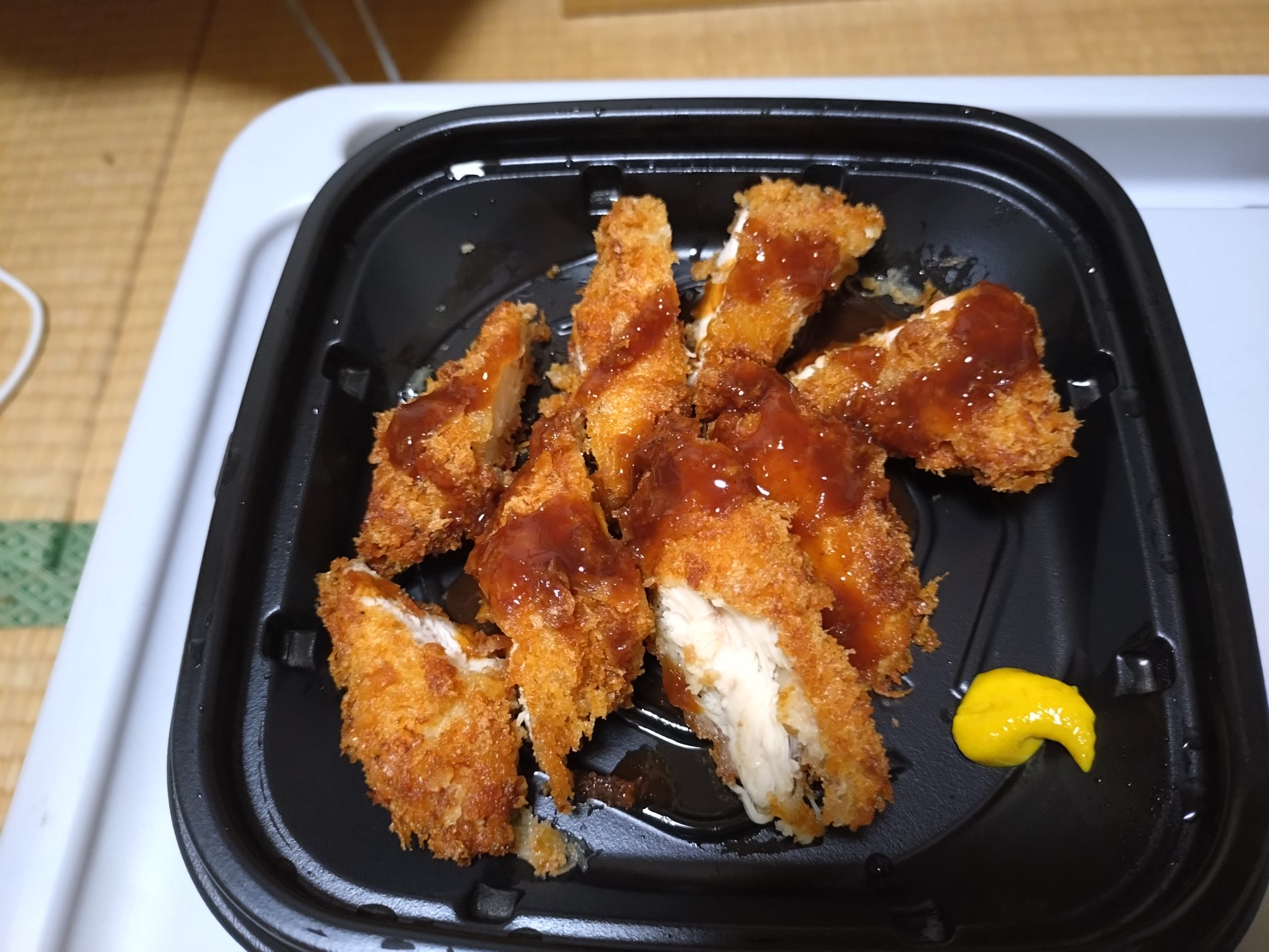 松のや ささみかつにソースをかけたアップ写真