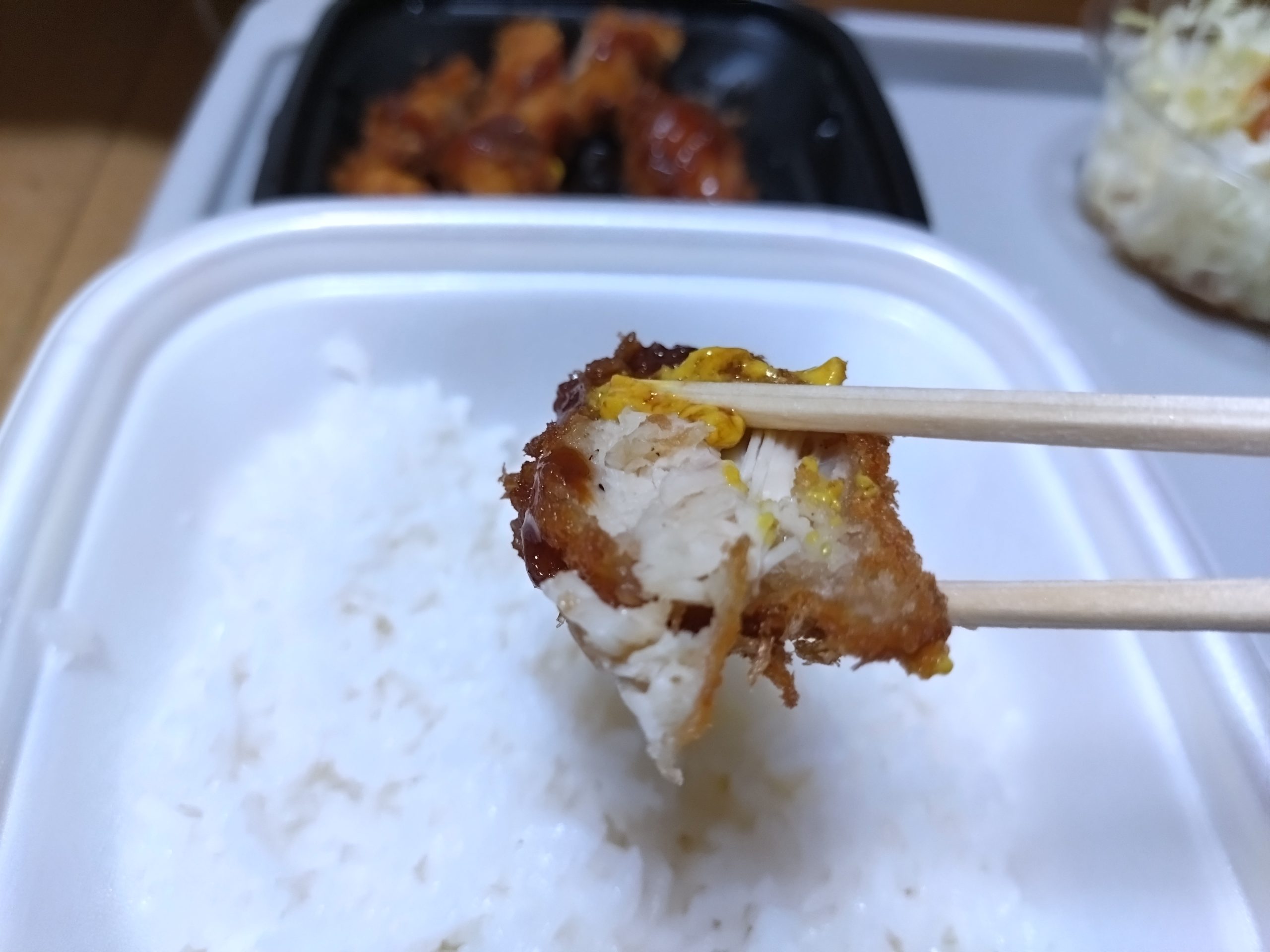 松のや ささみかつの断面（からしを添えた状態）