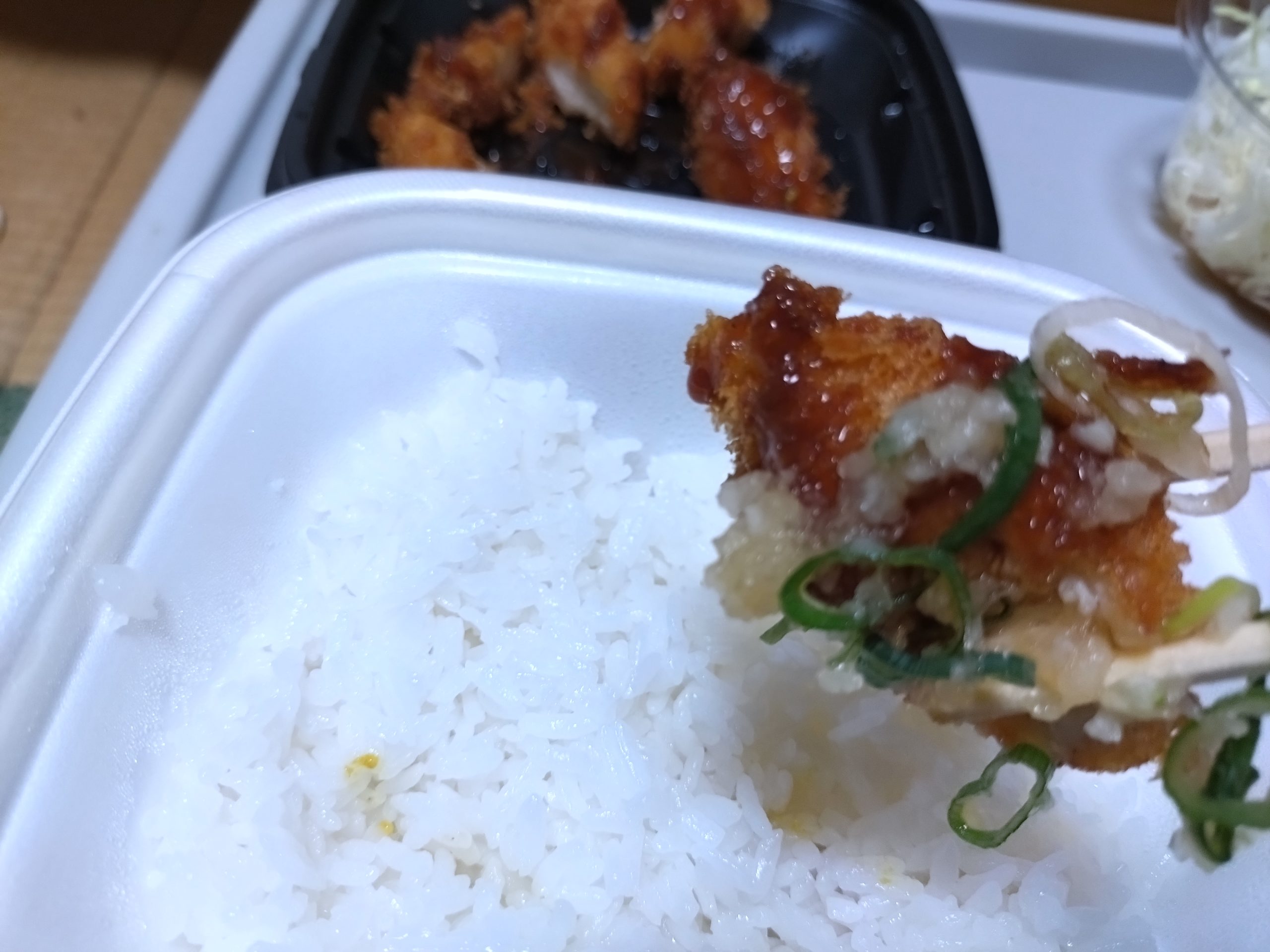 松のや ささみかつ断面（からしと鬼おろし）