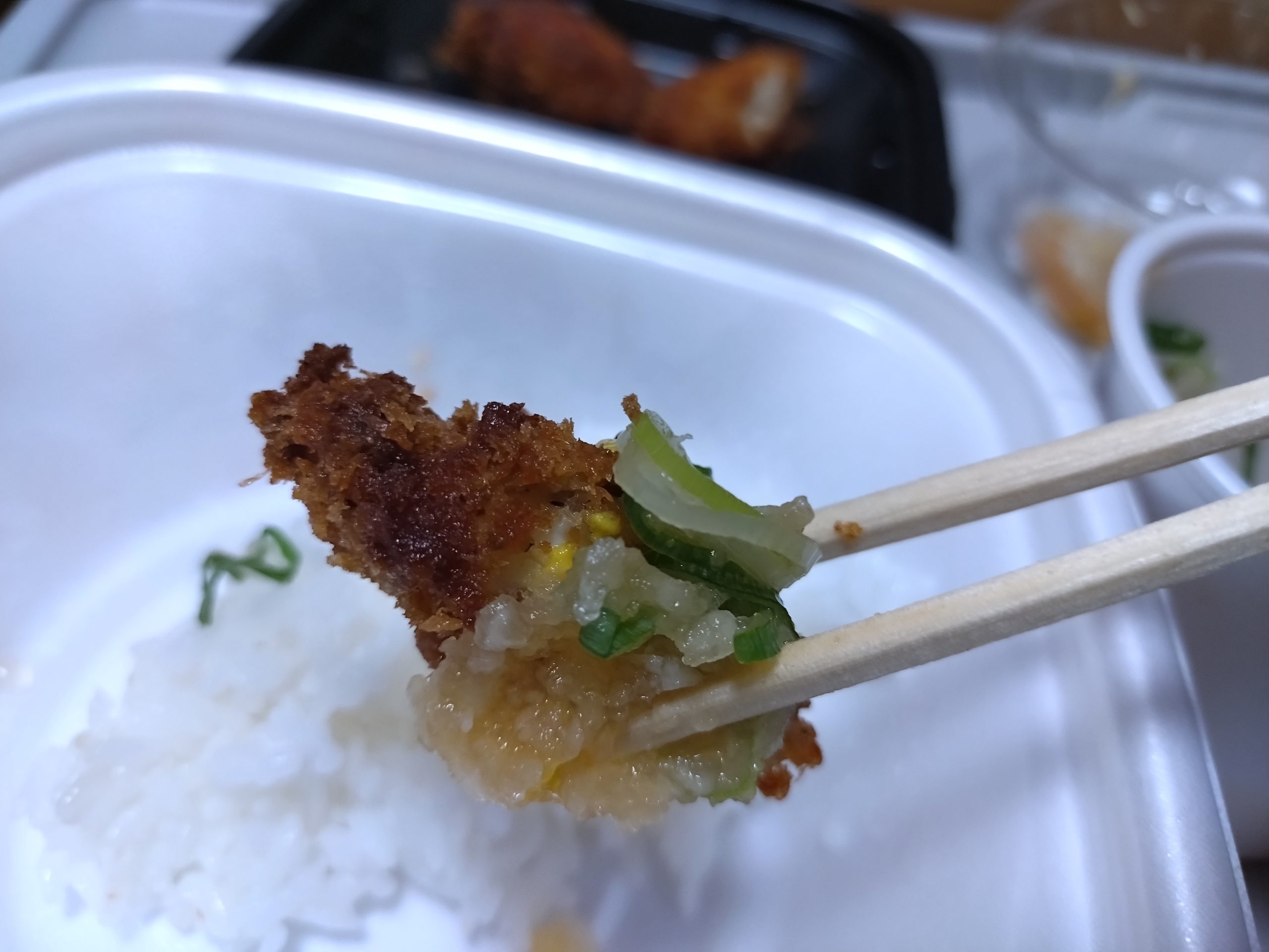 松のや ささみかつ断面（温め直し後・からしと鬼おろし）