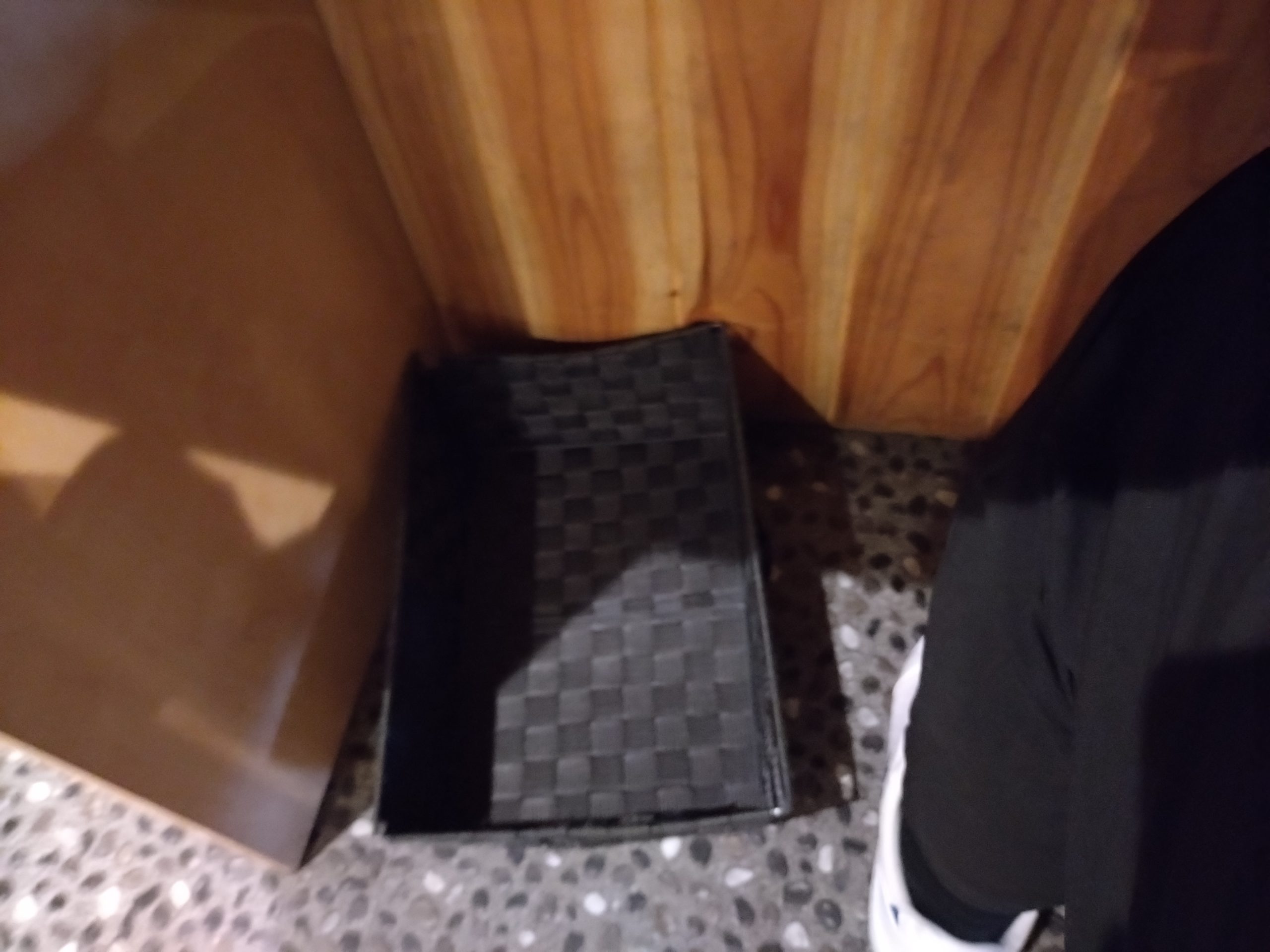 足元の荷物置き カウンター席の足元にある荷物置き